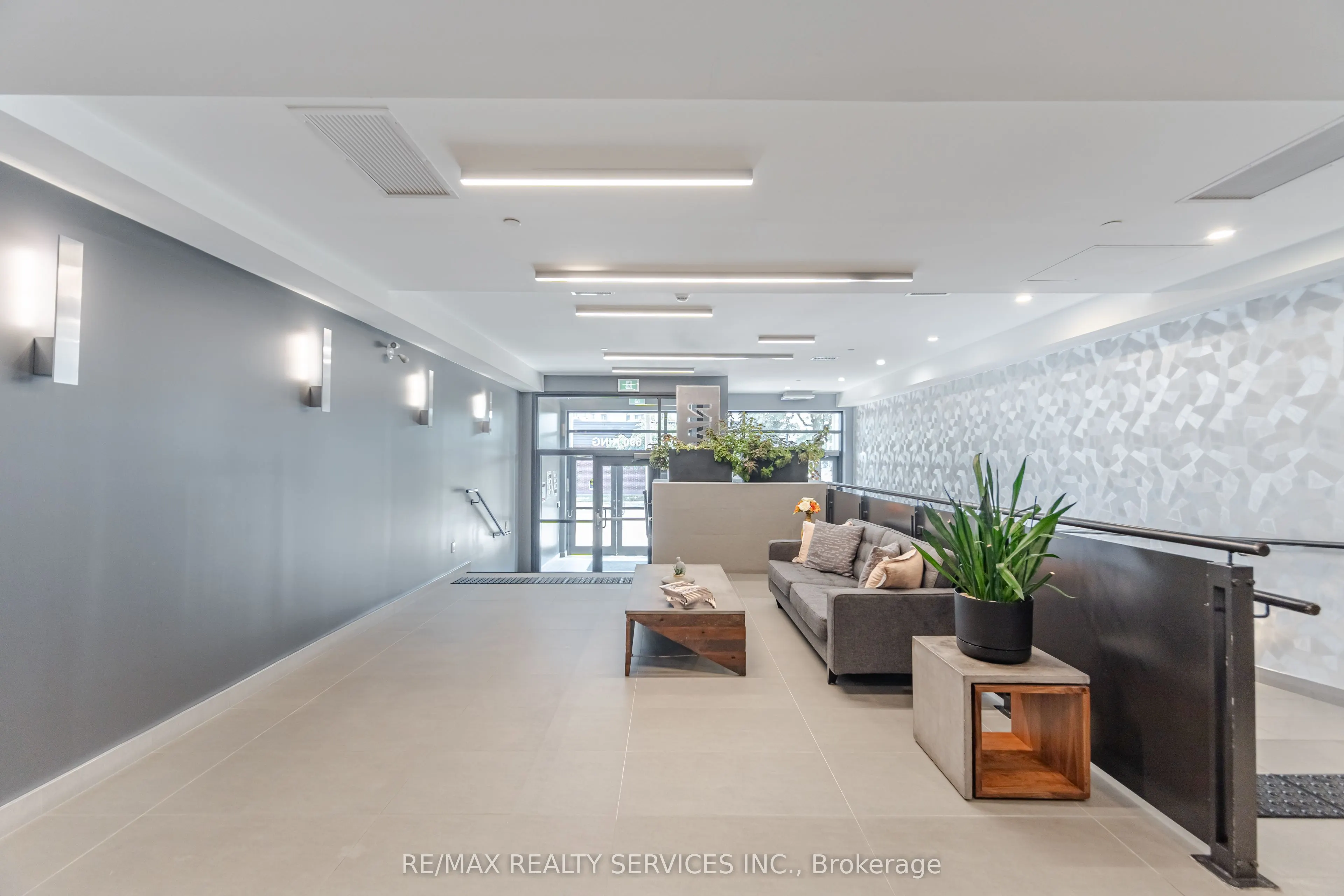 690 King Street W, #311