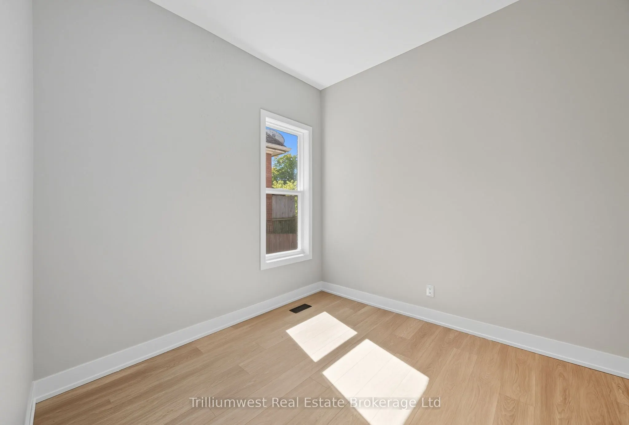 60 1/2 St Catharine Street