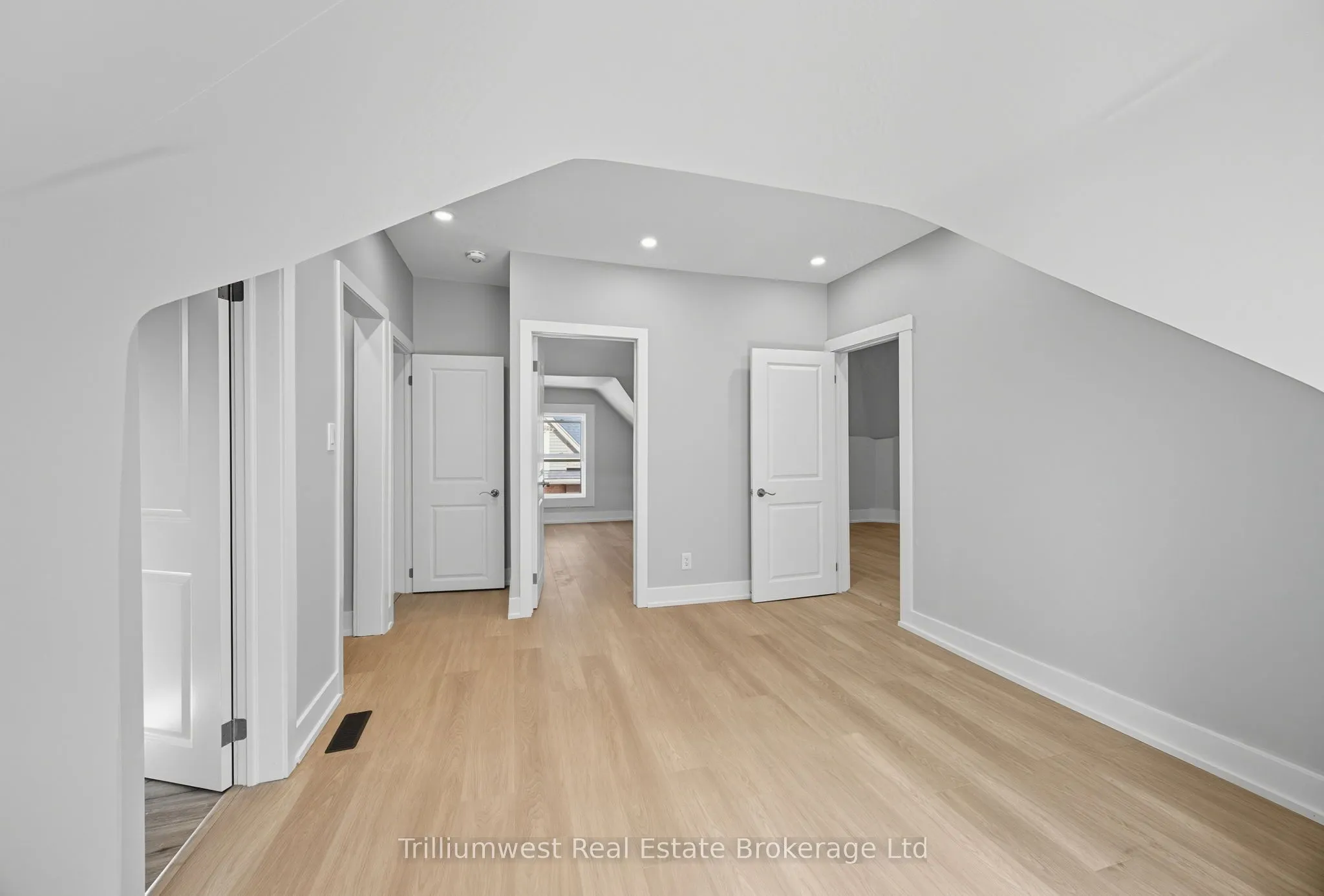60 1/2 St Catharine Street
