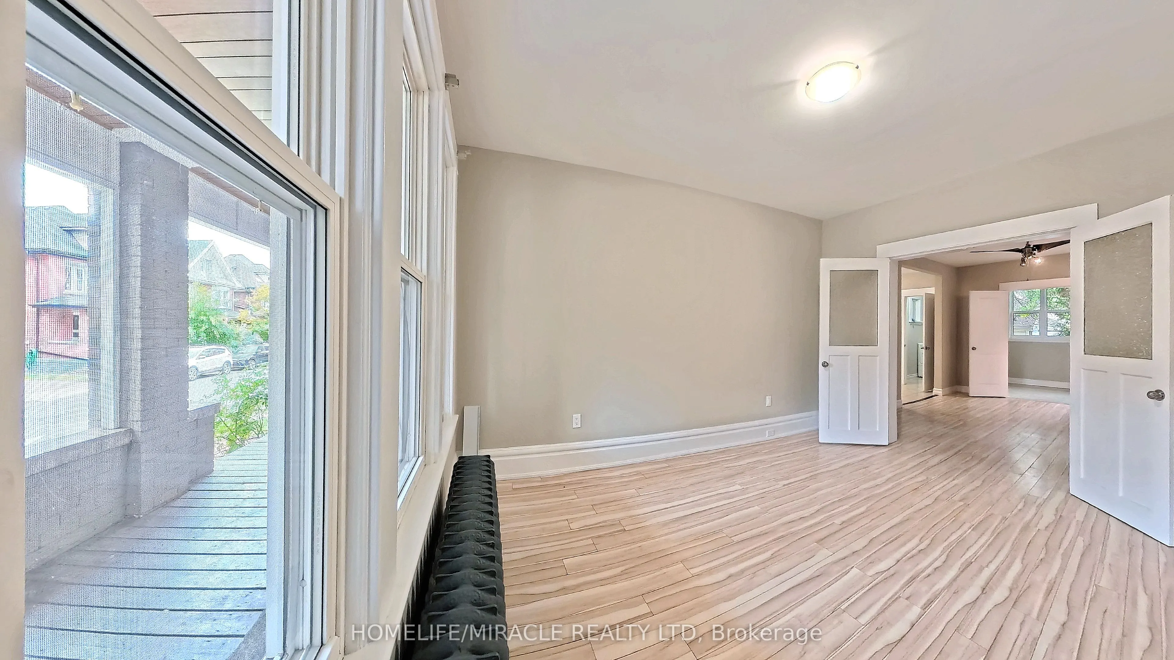 25 Spadina Avenue