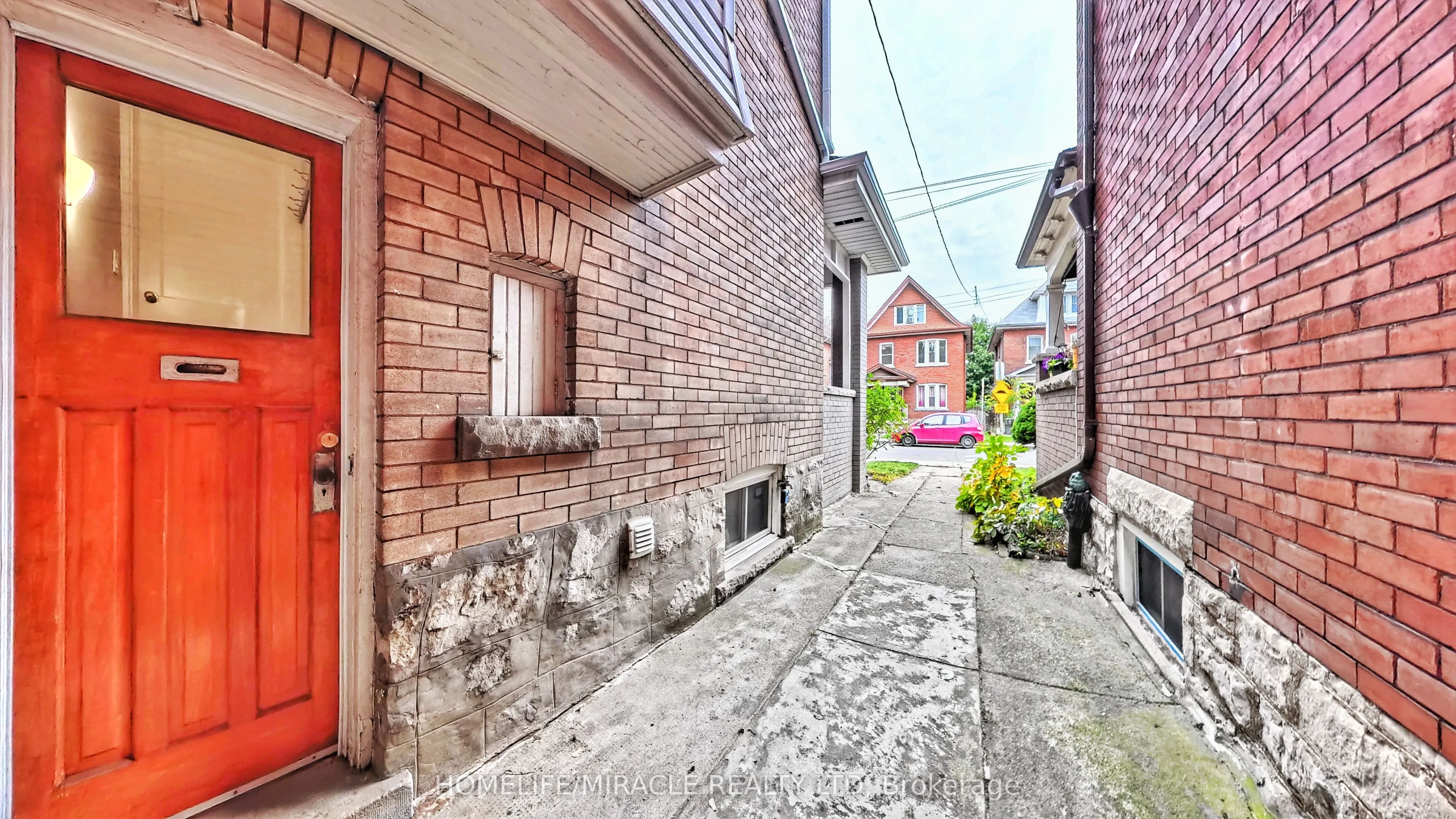 25 Spadina Avenue