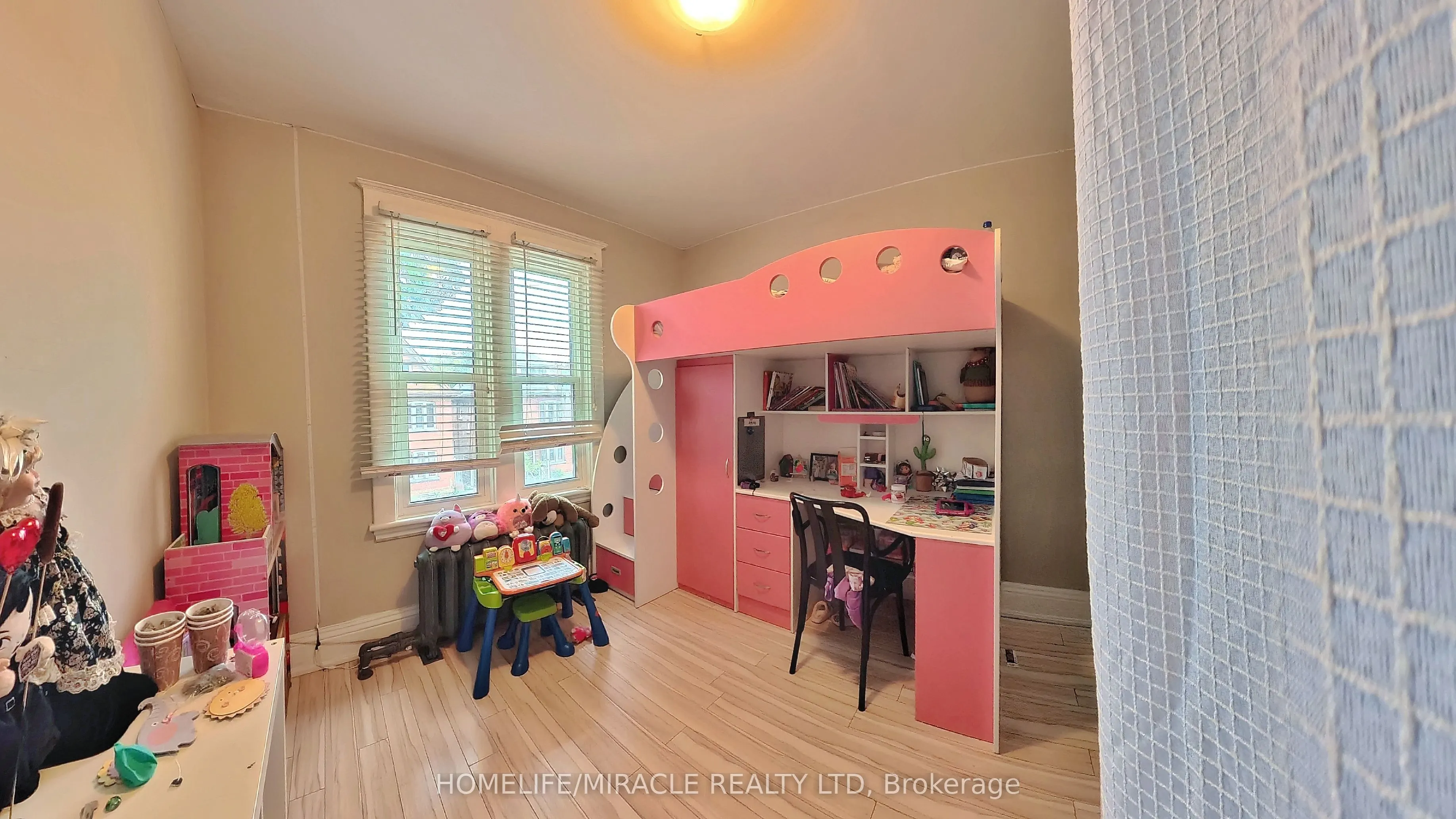 25 Spadina Avenue