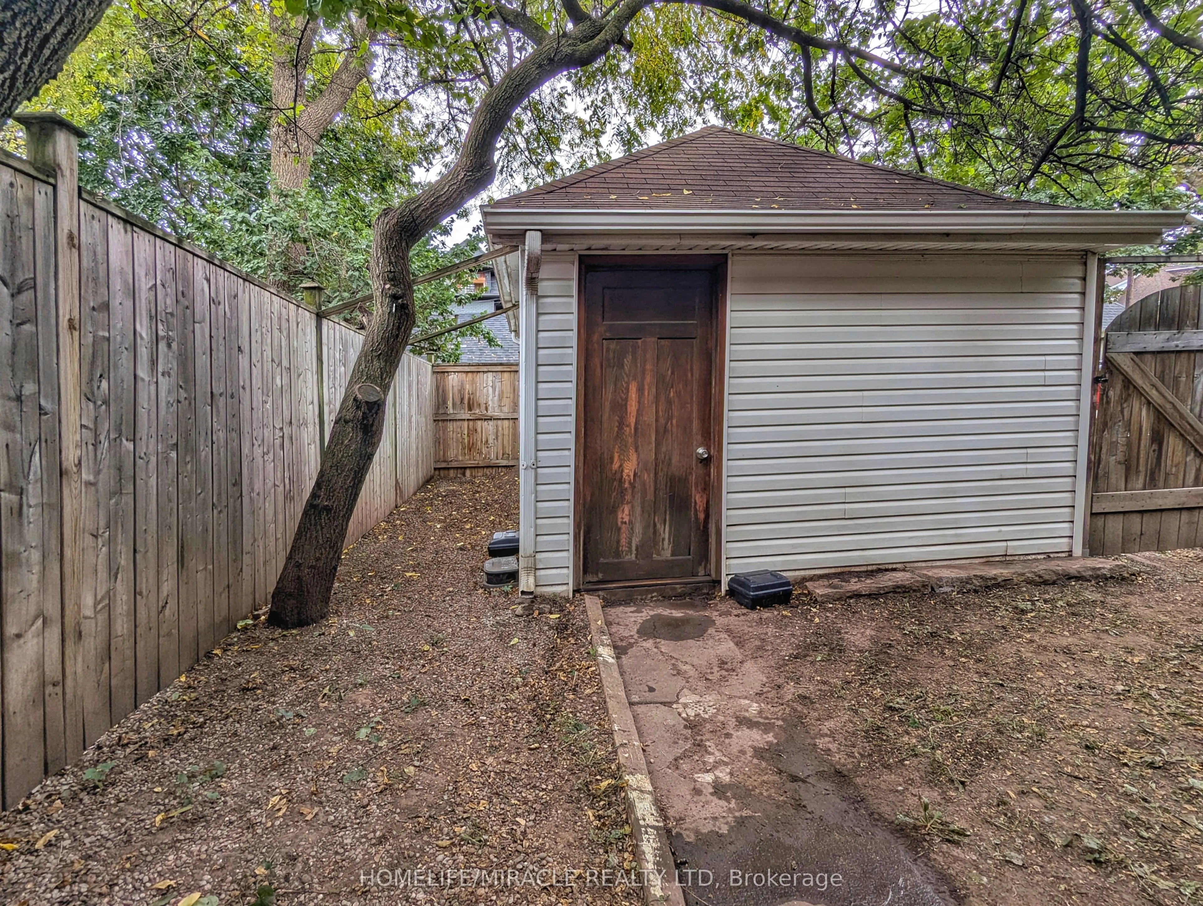 25 Spadina Avenue