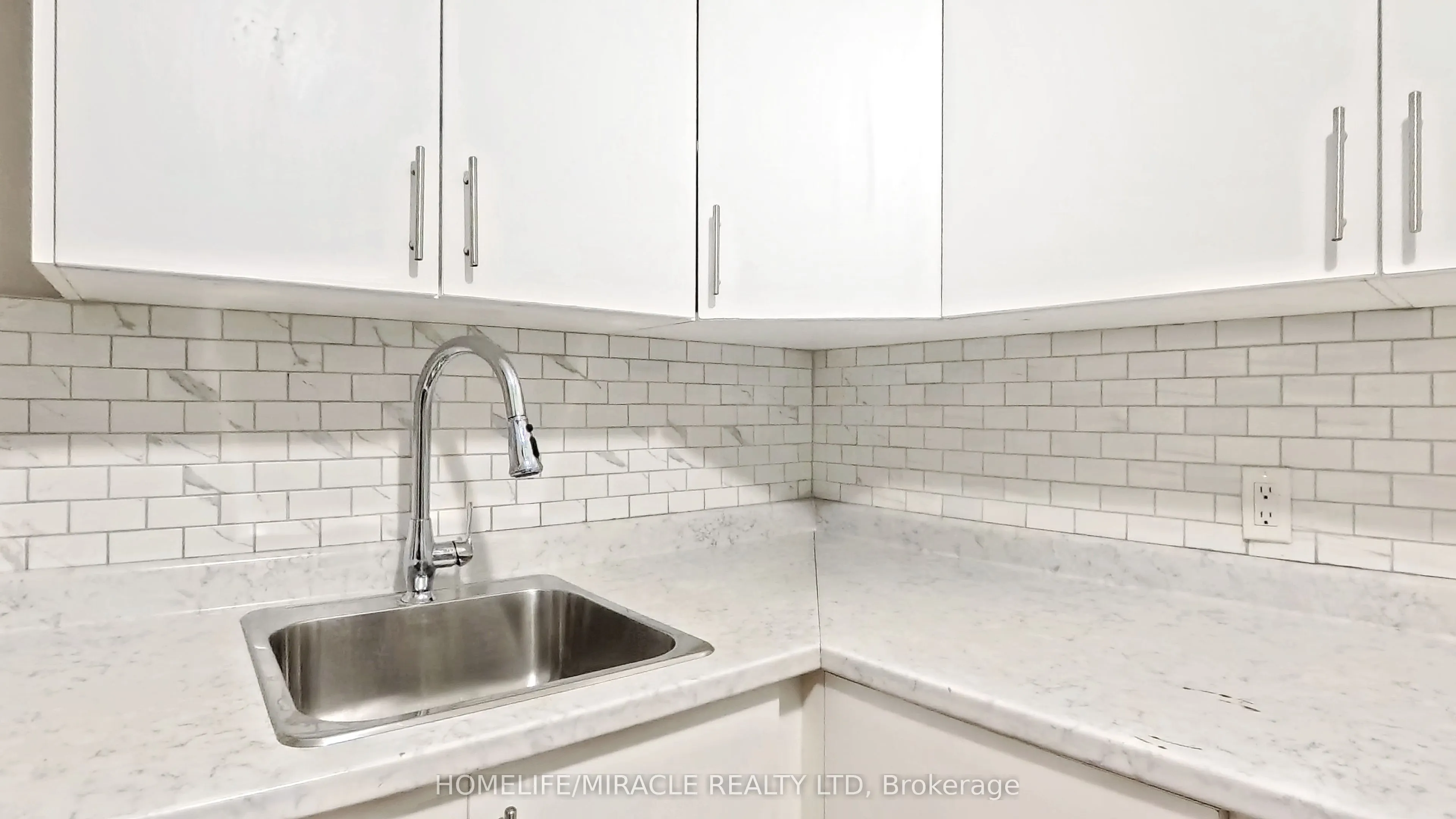 25 Spadina Avenue
