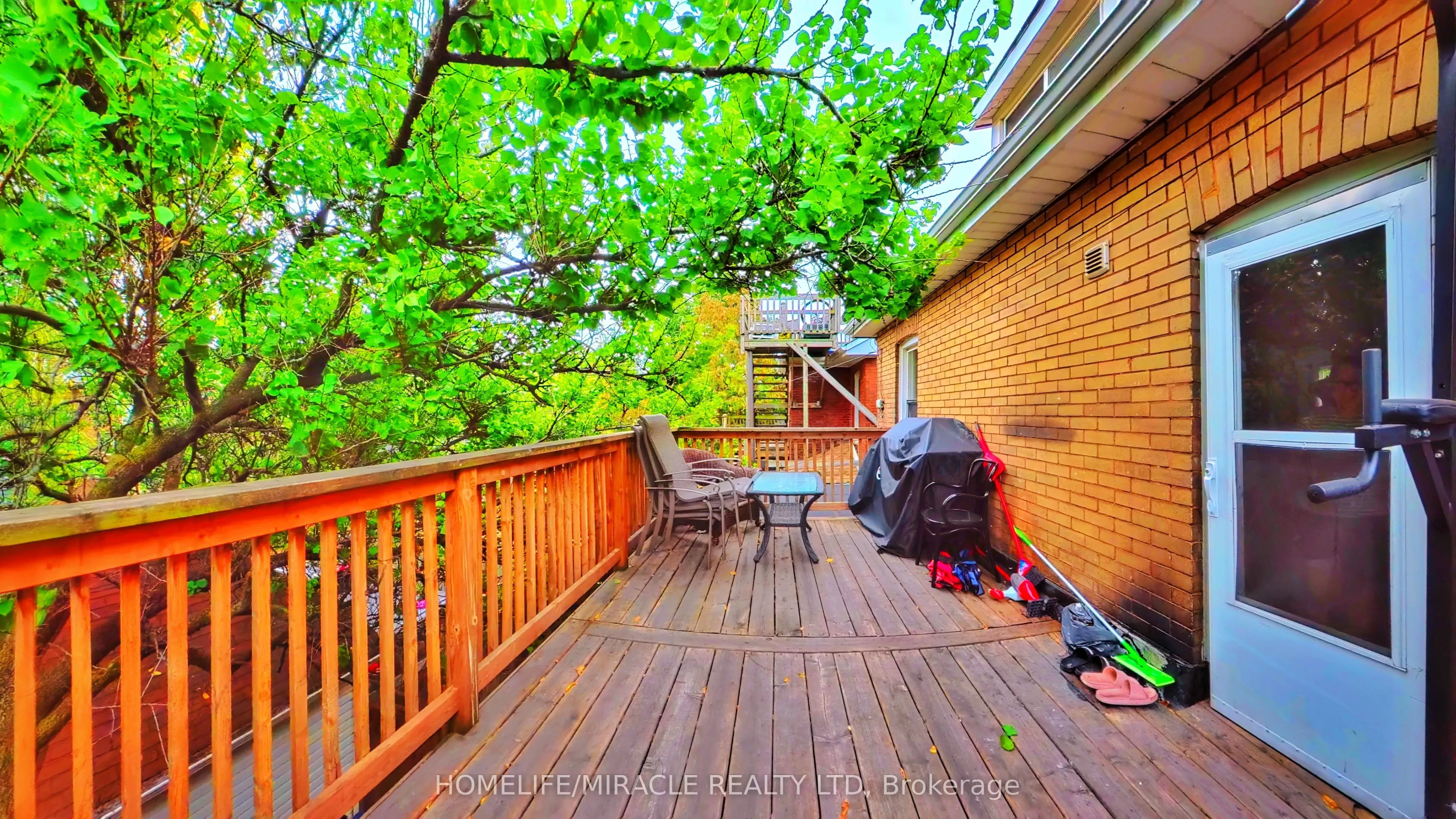 25 Spadina Avenue