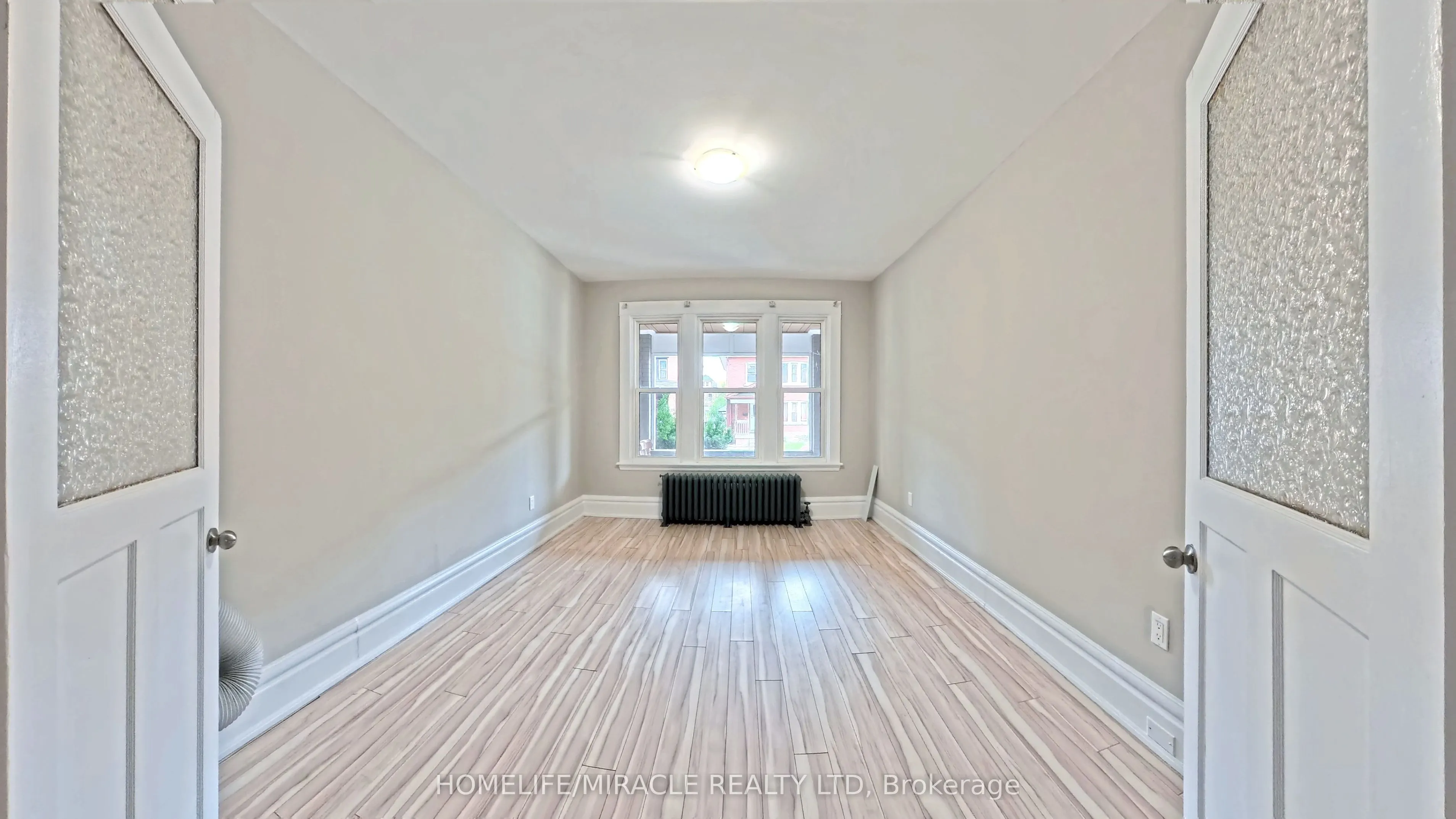 25 Spadina Avenue