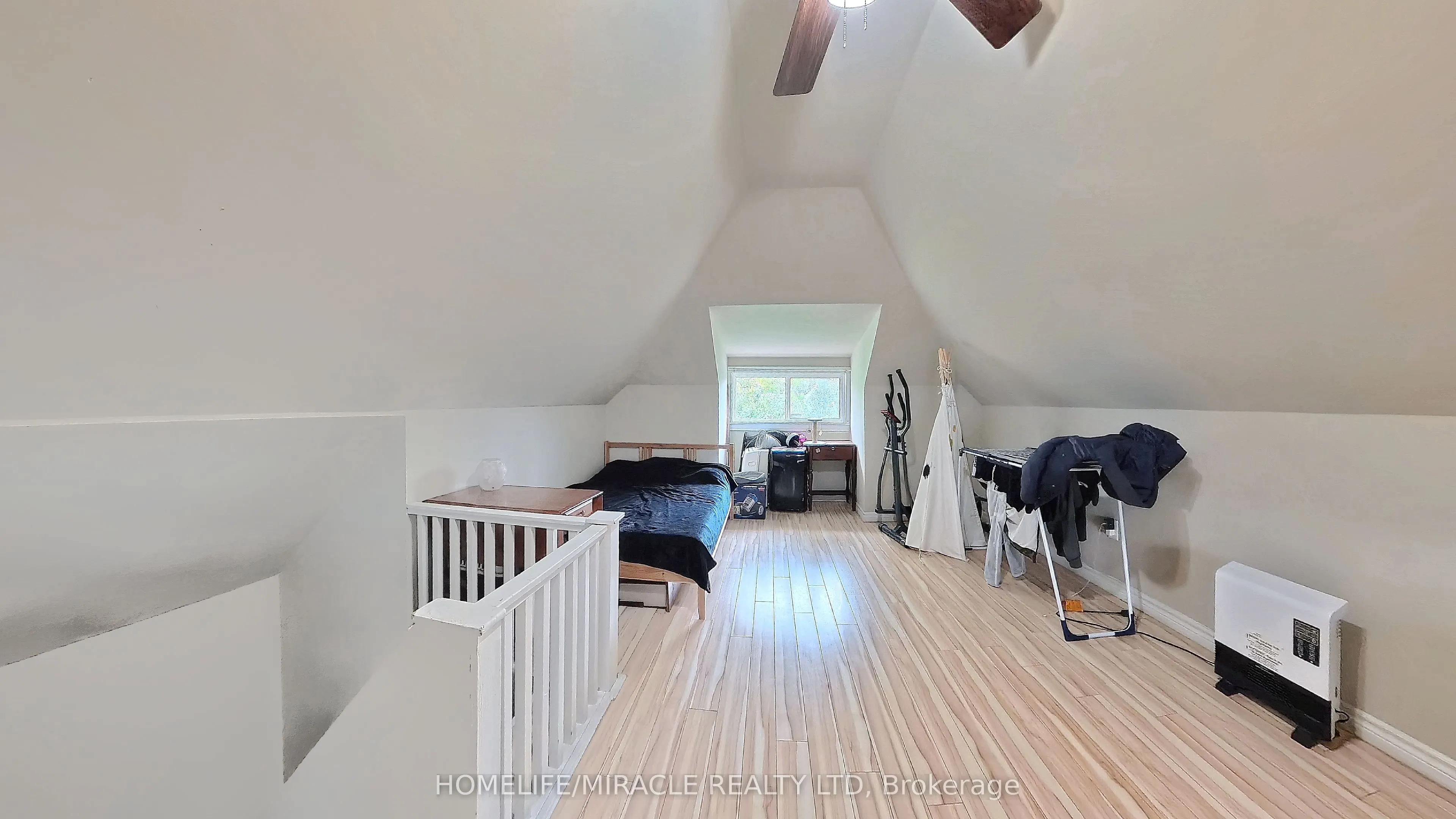 25 Spadina Avenue