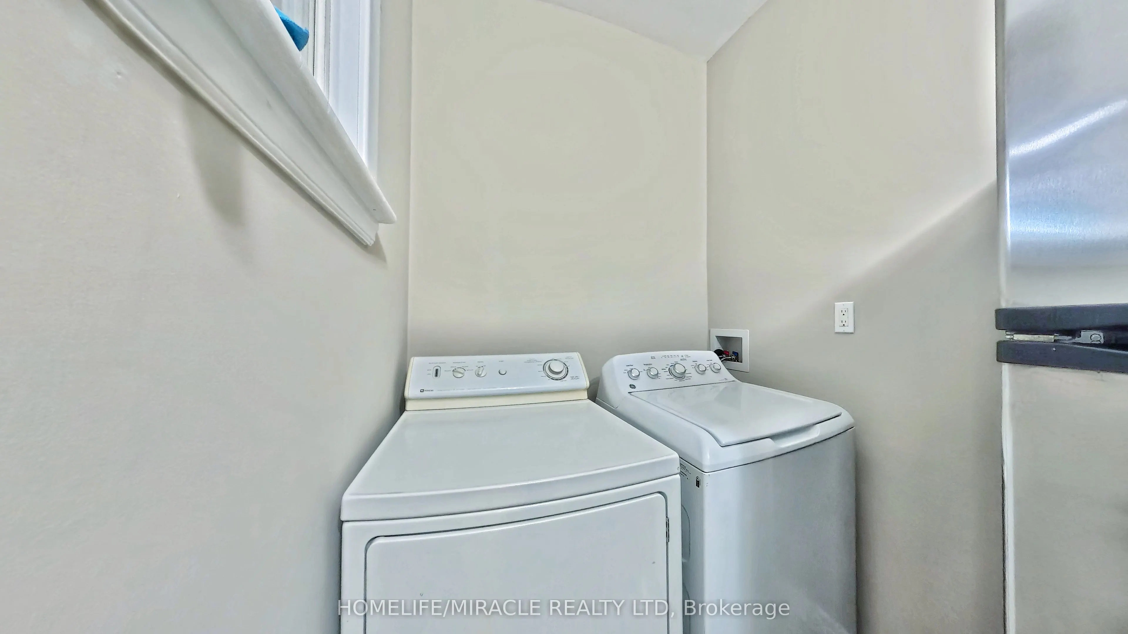 25 Spadina Avenue