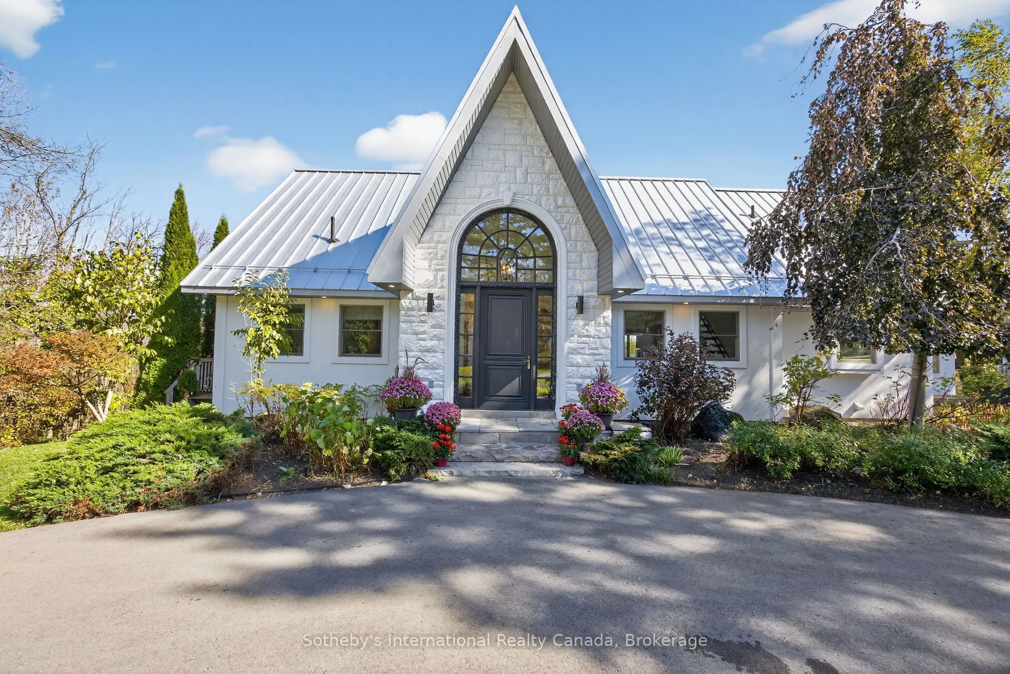 589374 19 Grey Road