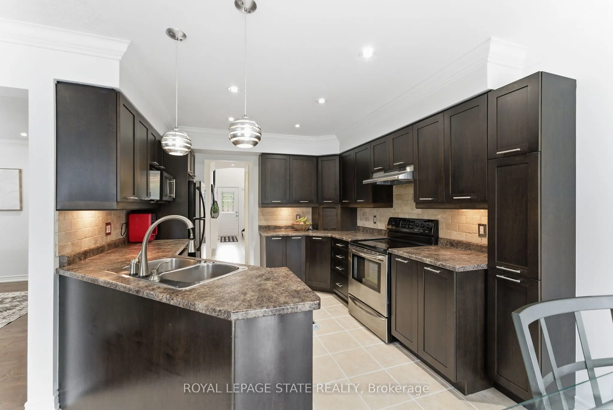 198 Springvalley Crescent