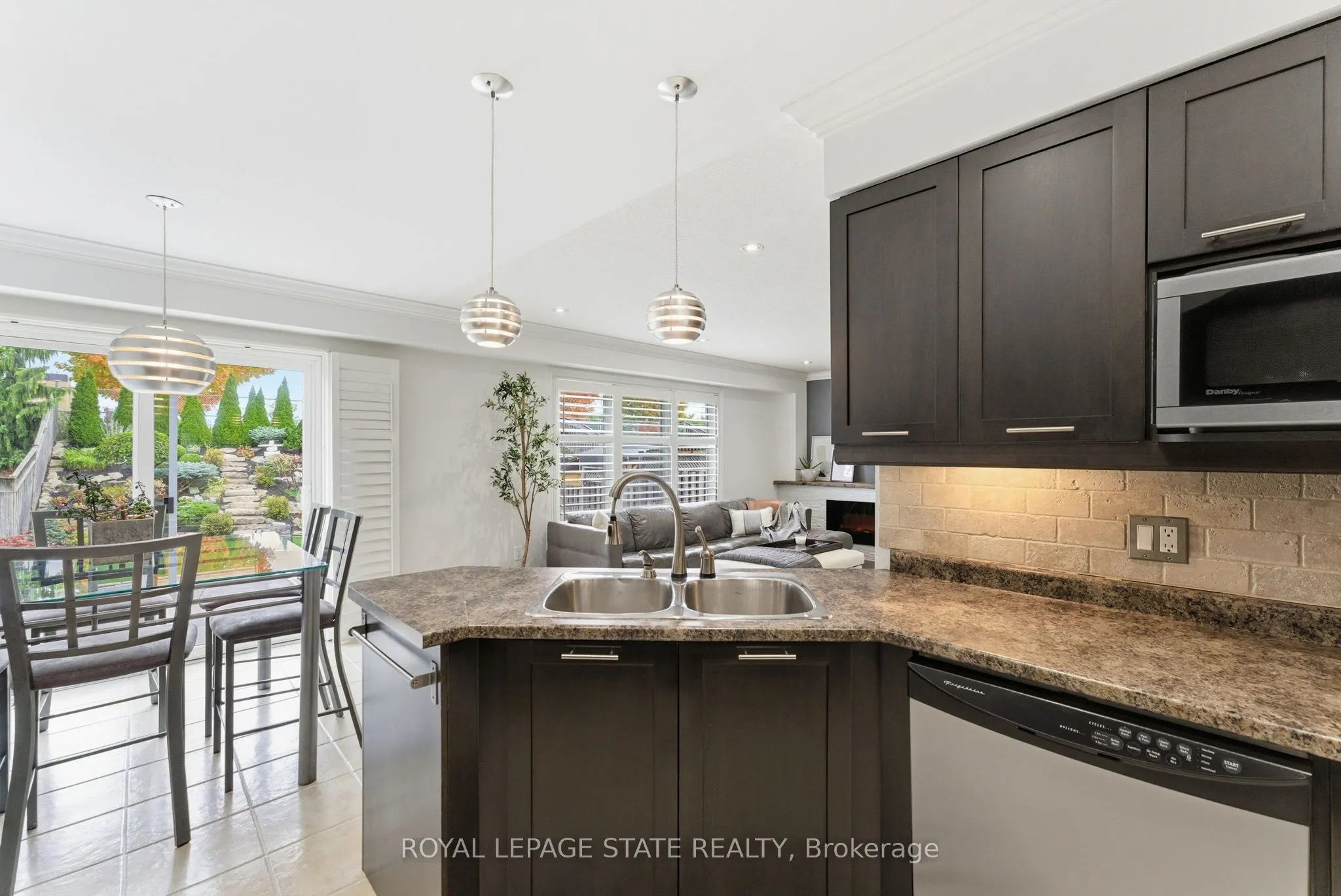 198 Springvalley Crescent