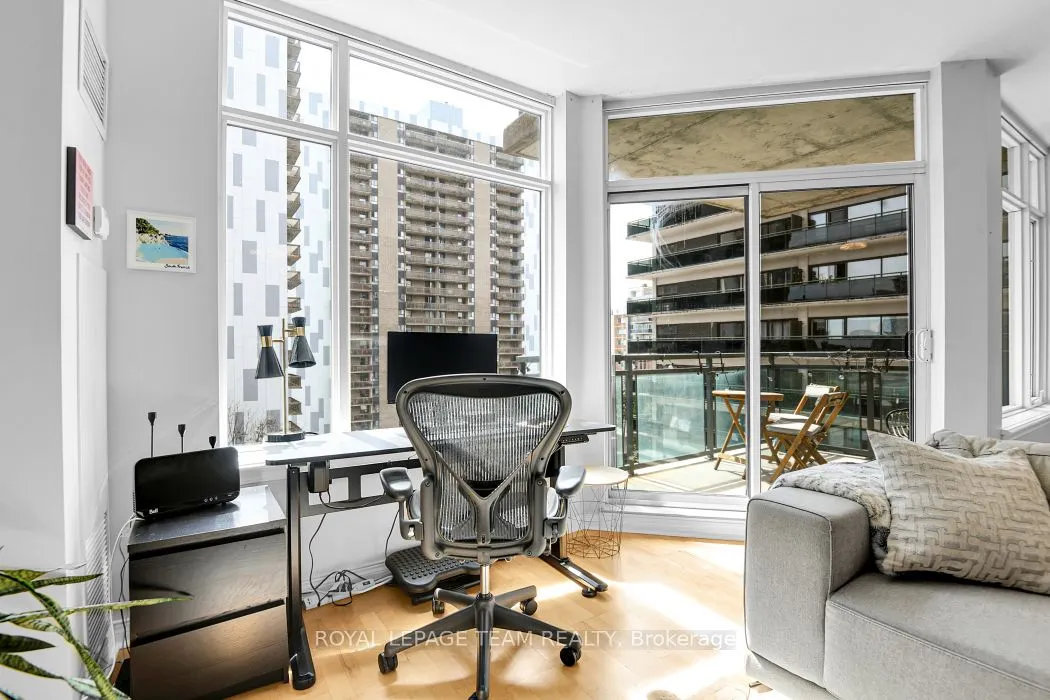 570 Laurier Avenue W, #701