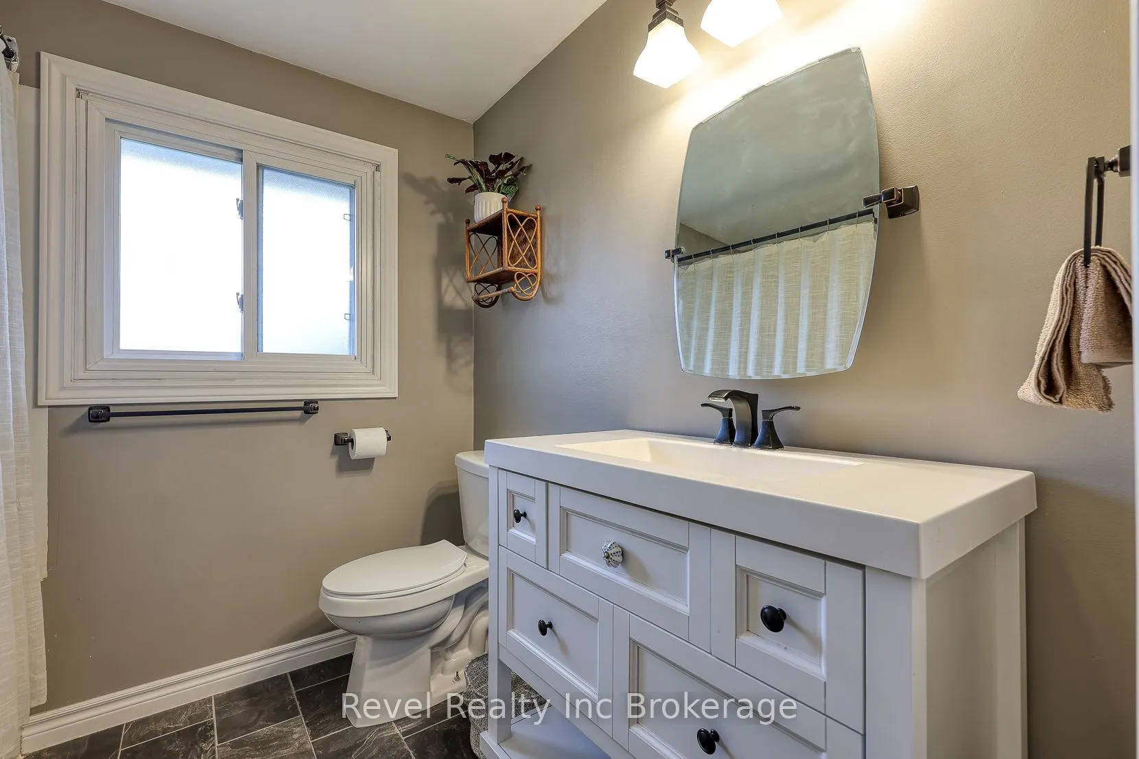 1011B Vanier Avenue
