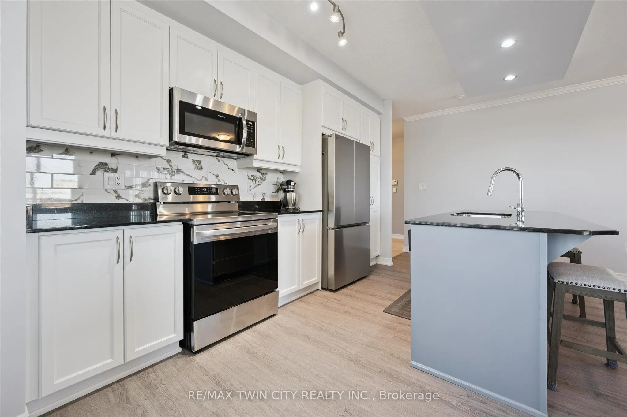 539 Belmont Avenue W, #809