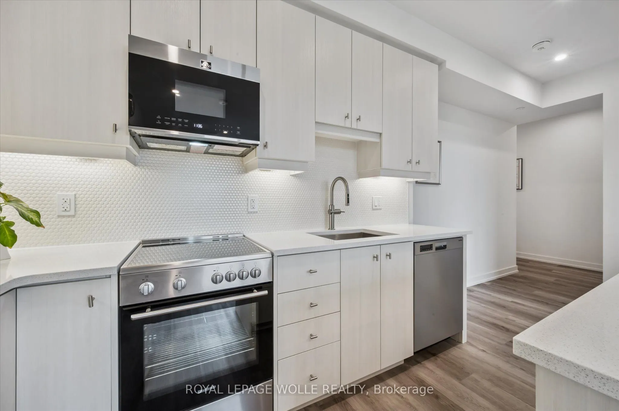 15 Wellington Street S, #909