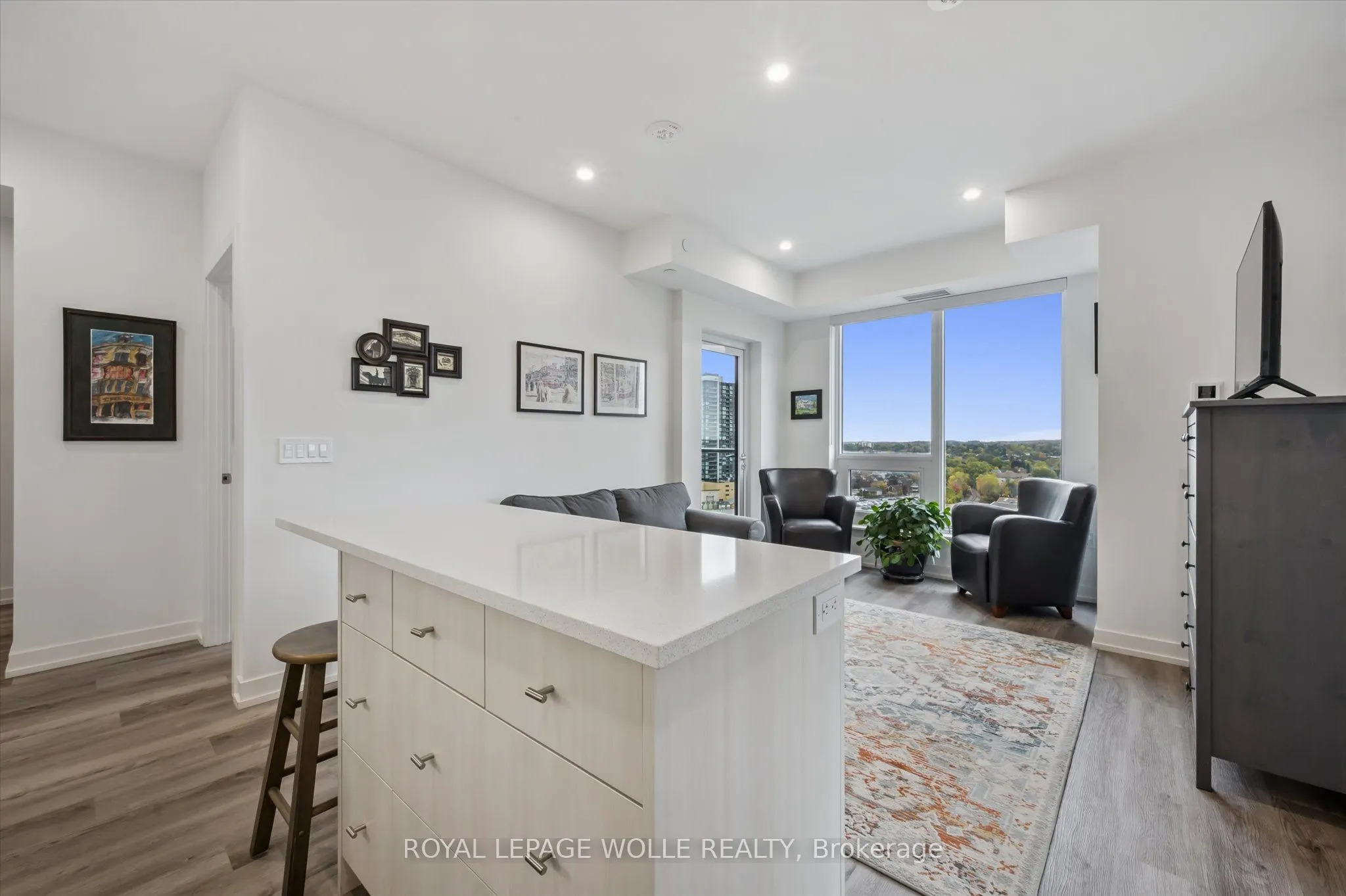 15 Wellington Street S, #909