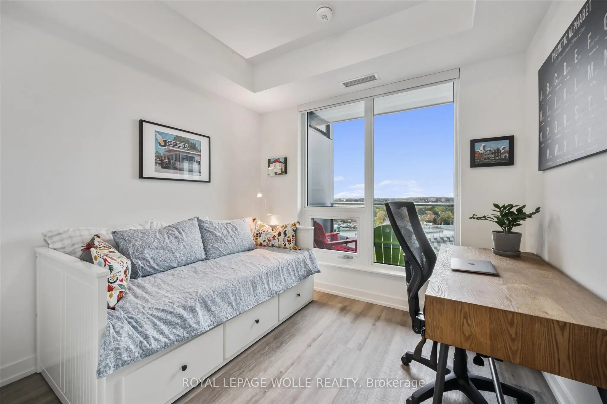 15 Wellington Street S, #909