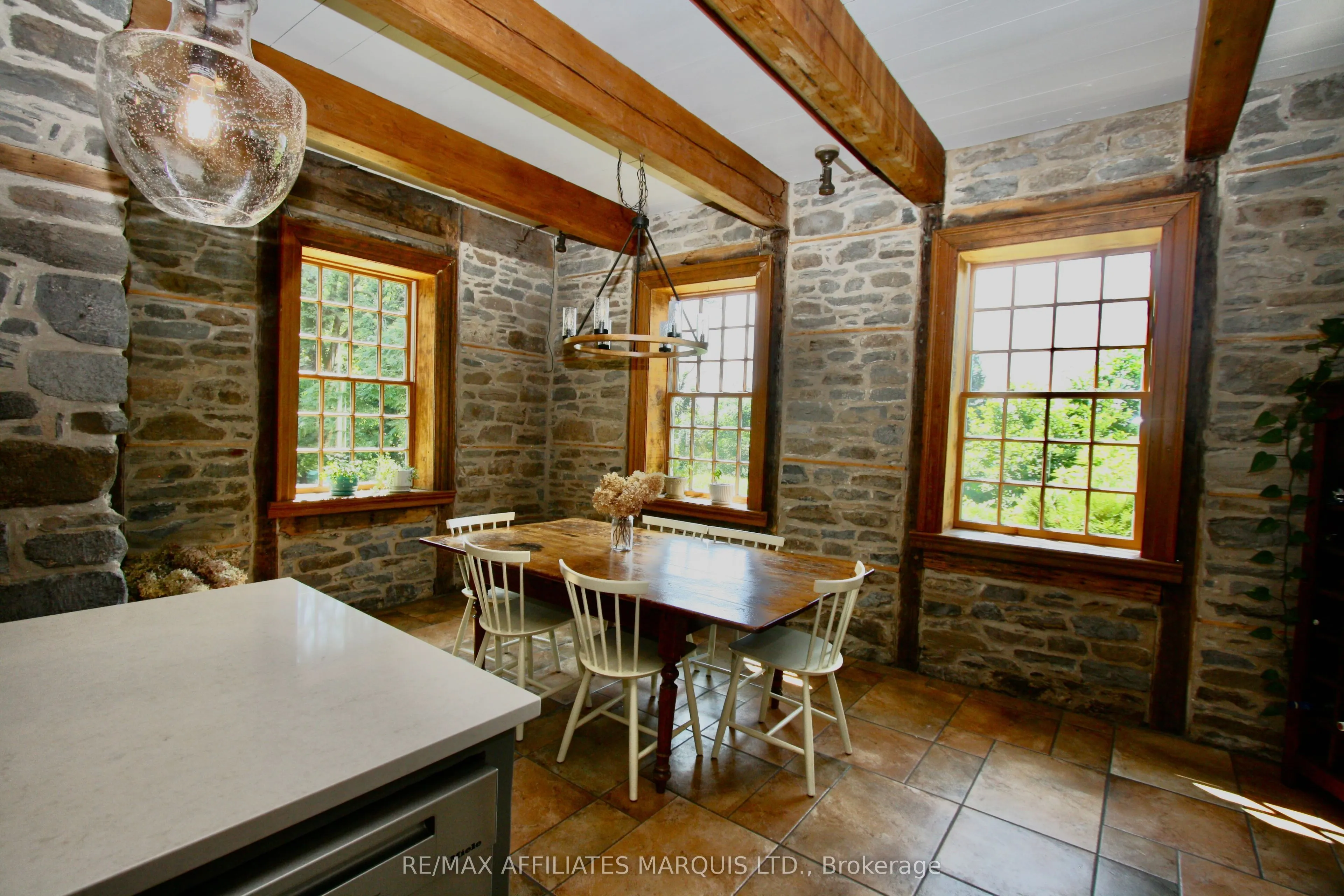 21831 Concession 2 Concession