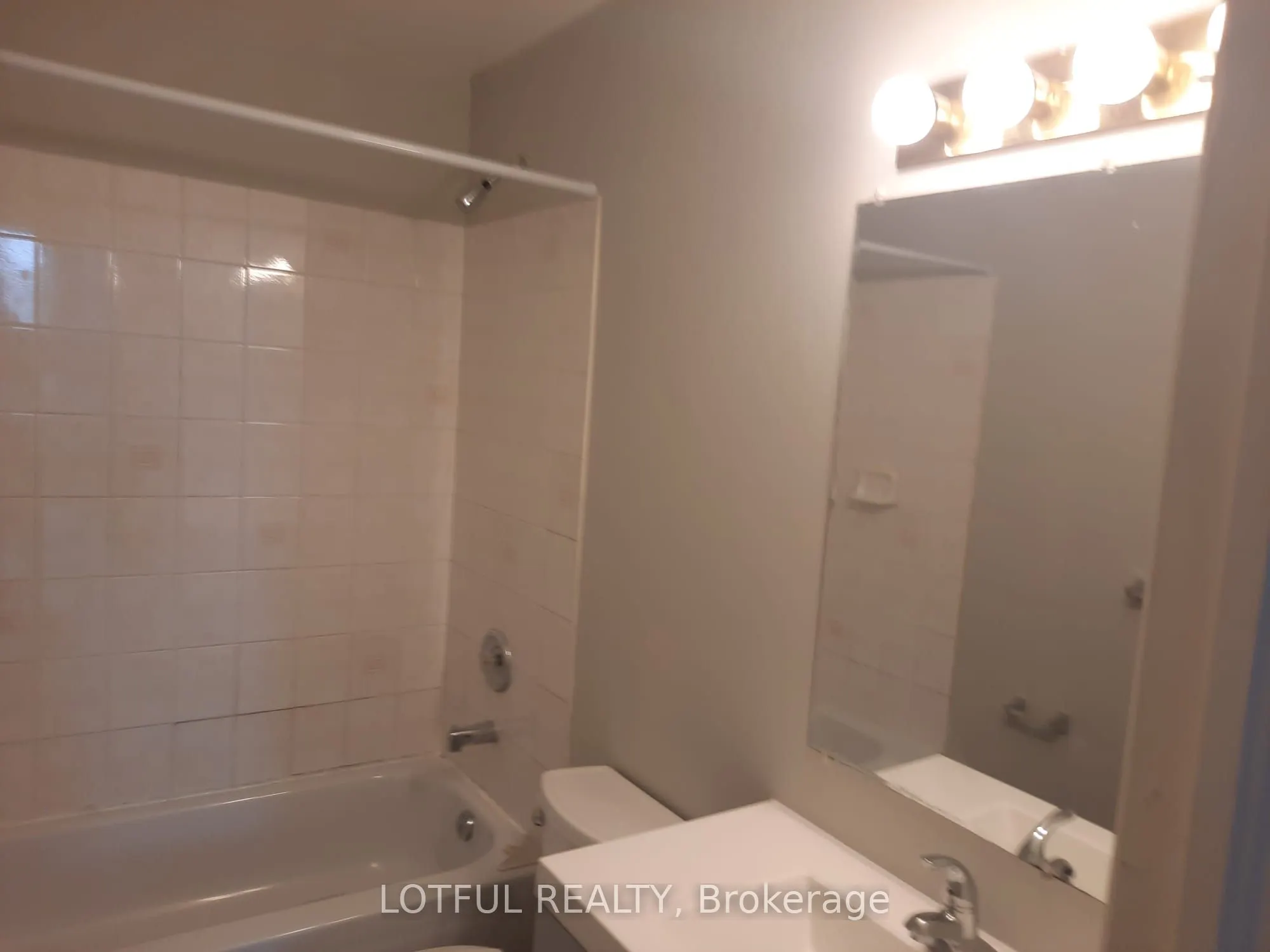 192 King Street W, #301