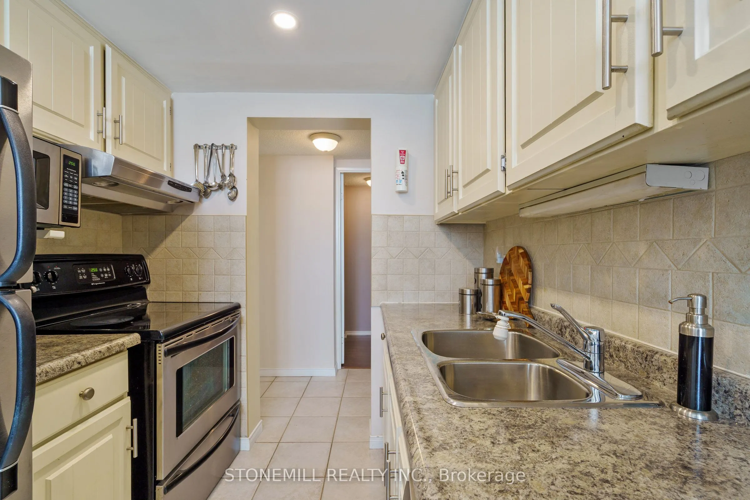 120 Duke Street, #403