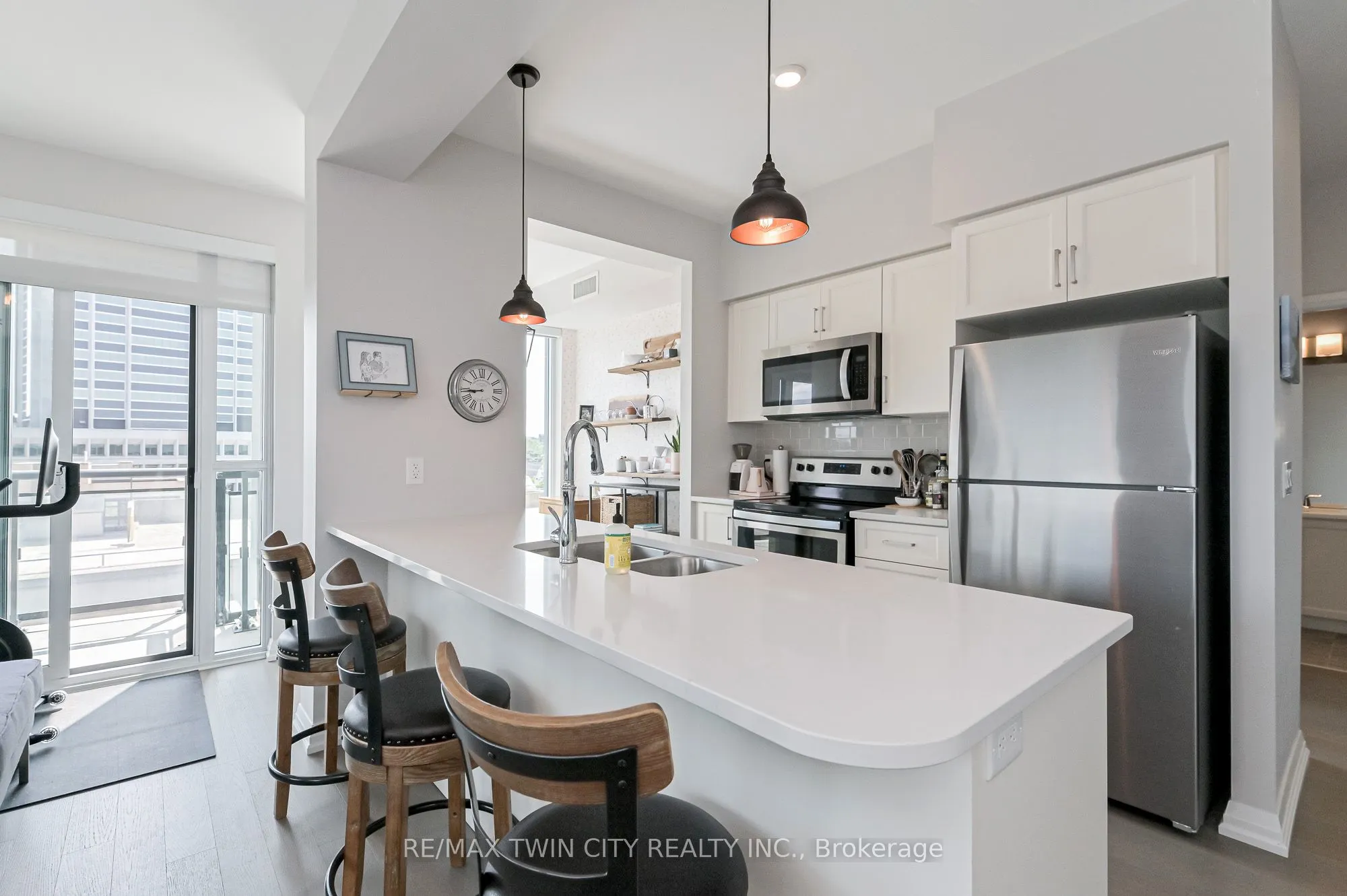 155 Caroline Street S, #606
