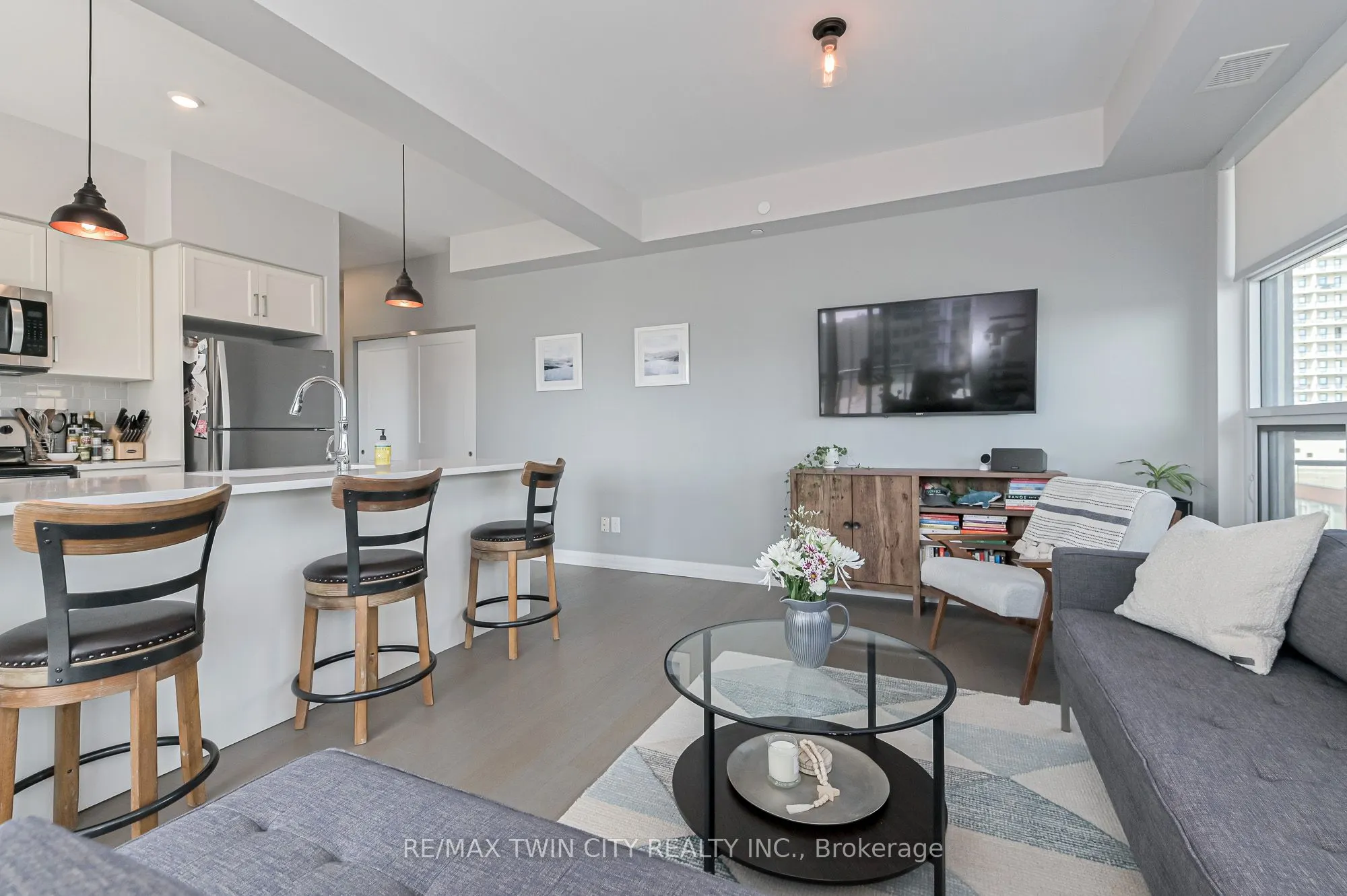 155 Caroline Street S, #606