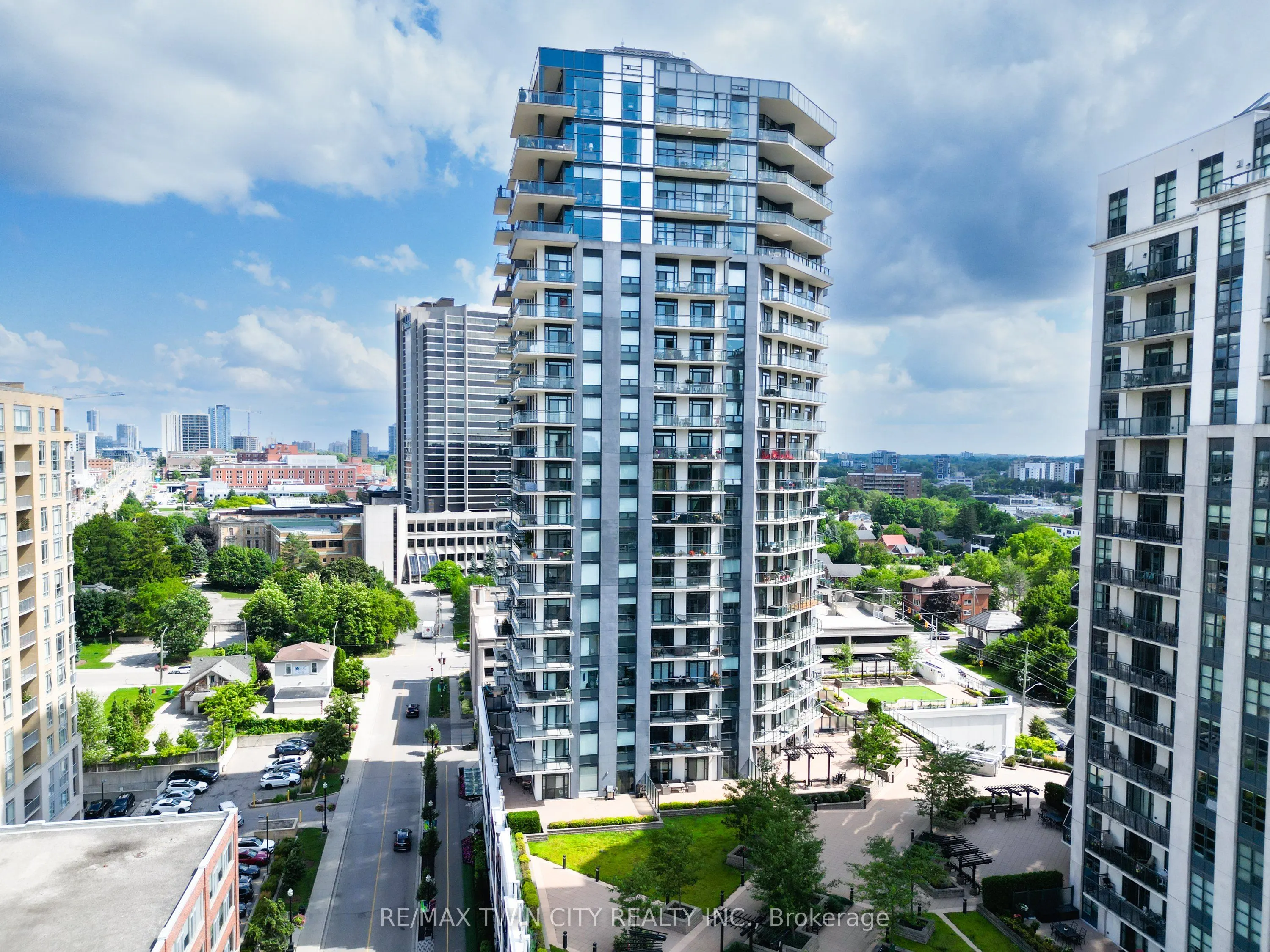 155 Caroline Street S, #606