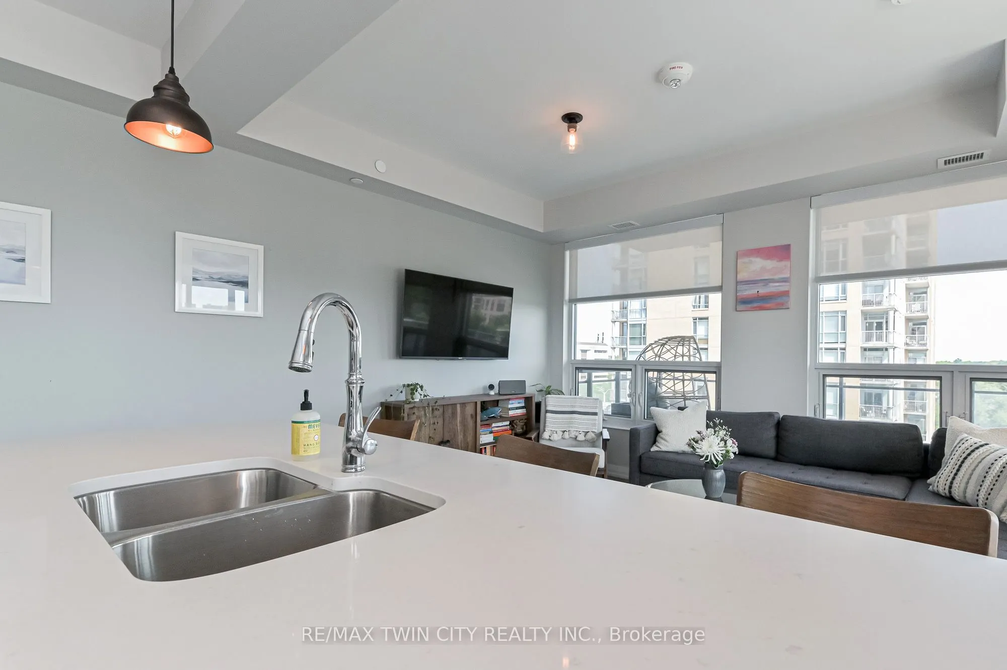 155 Caroline Street S, #606