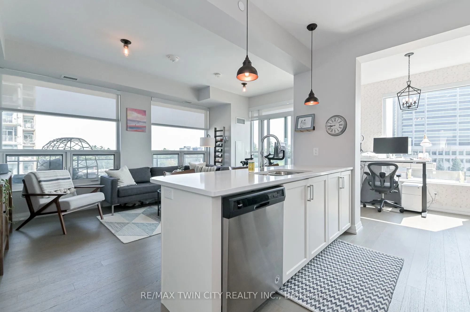 155 Caroline Street S, #606