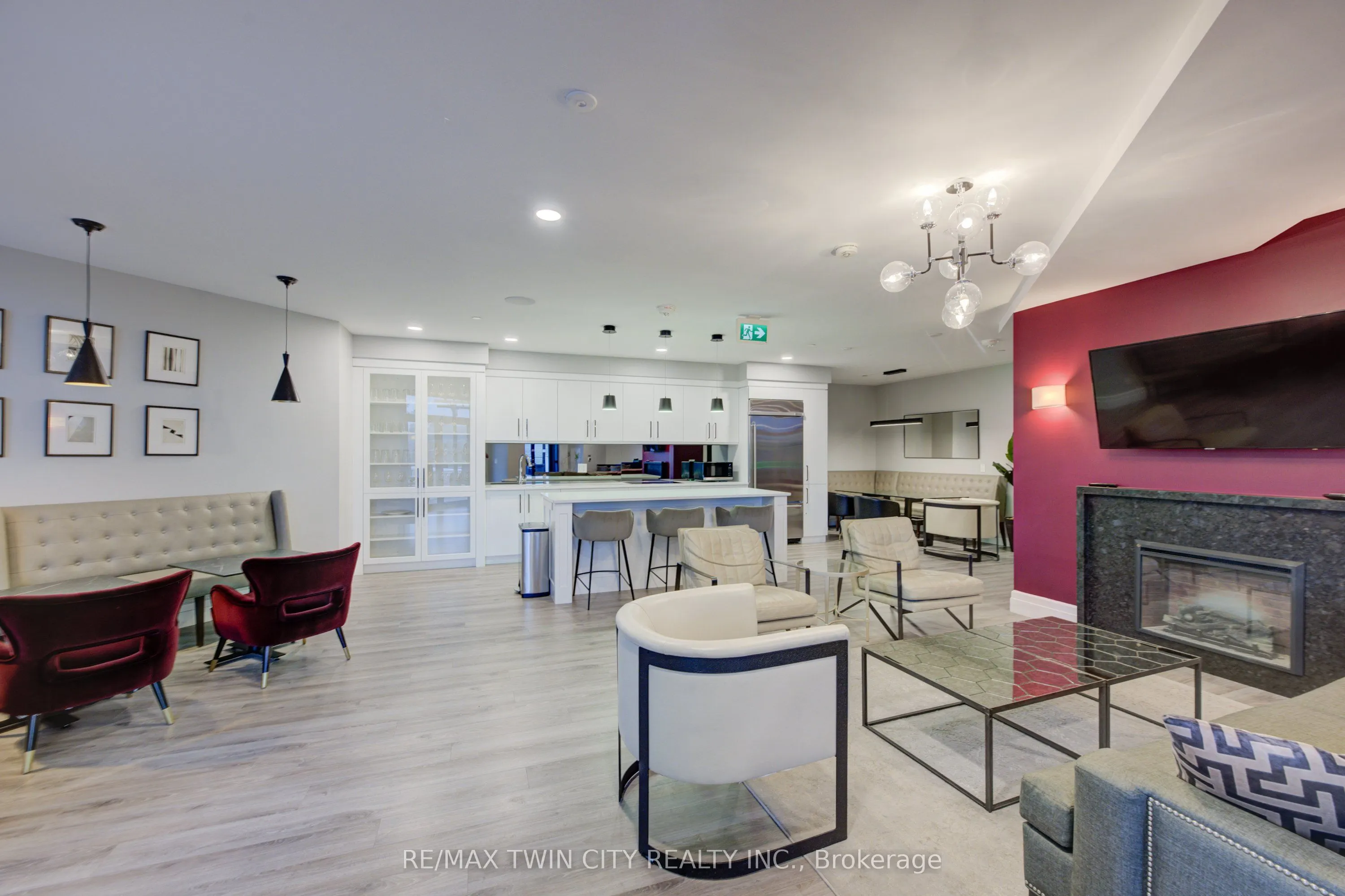 155 Caroline Street S, #606