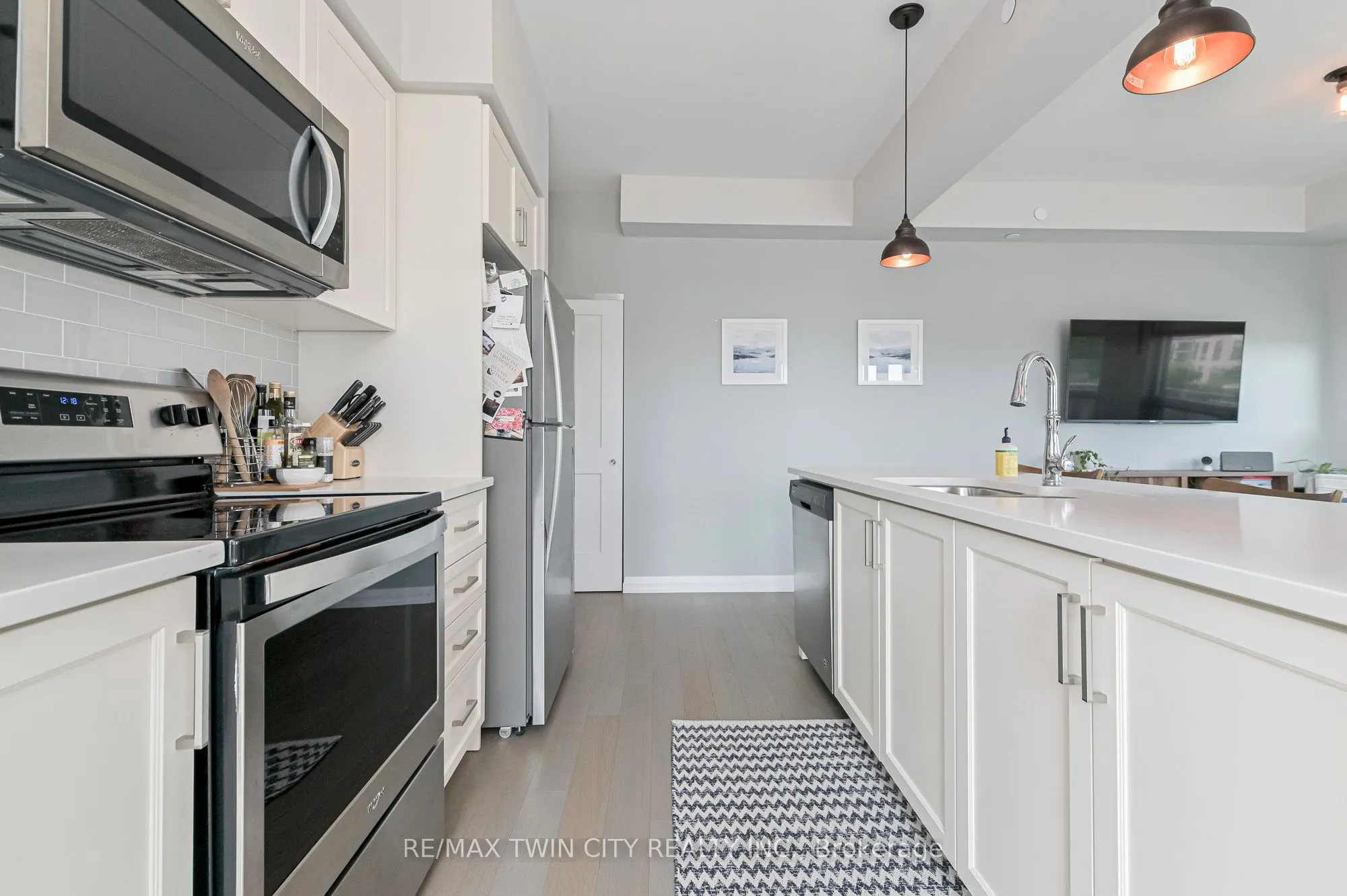 155 Caroline Street S, #606