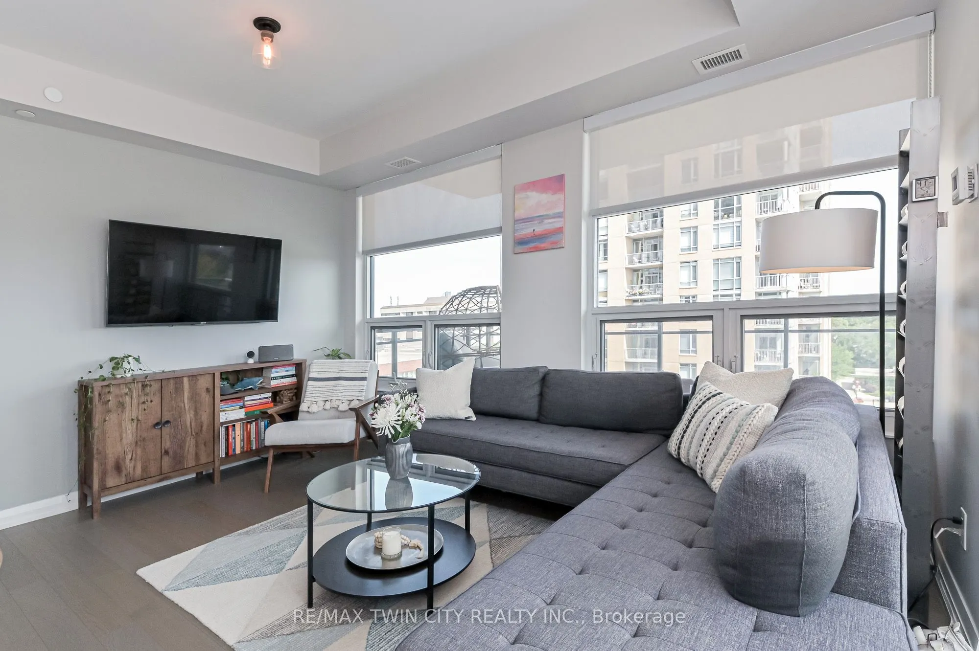 155 Caroline Street S, #606
