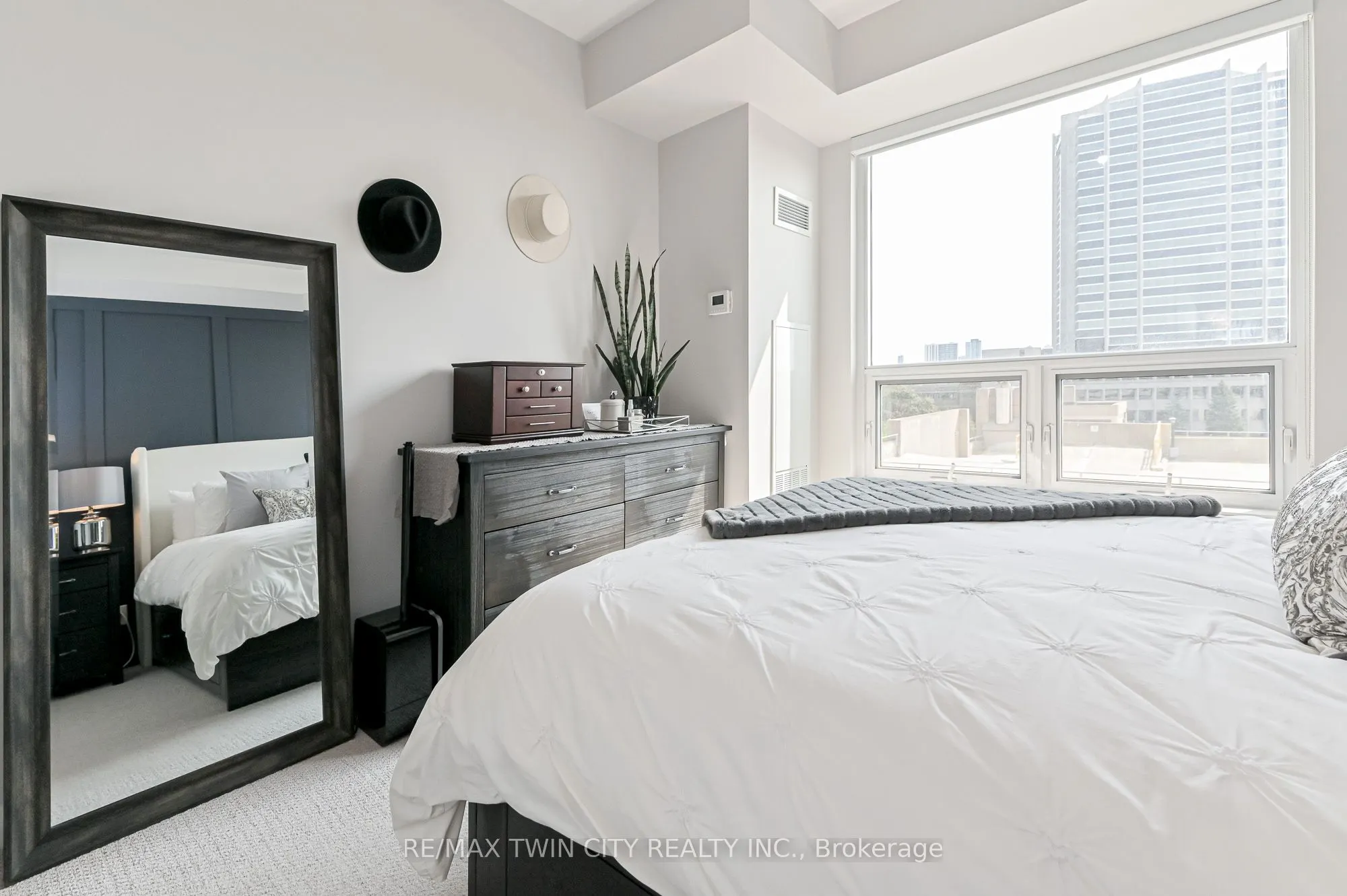 155 Caroline Street S, #606
