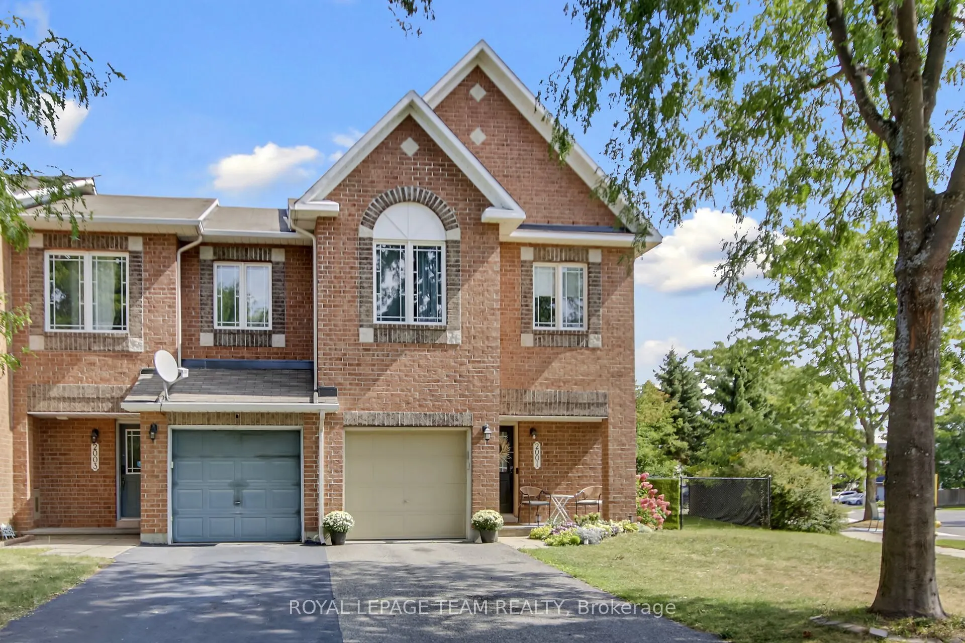 2001 Dunollie Crescent