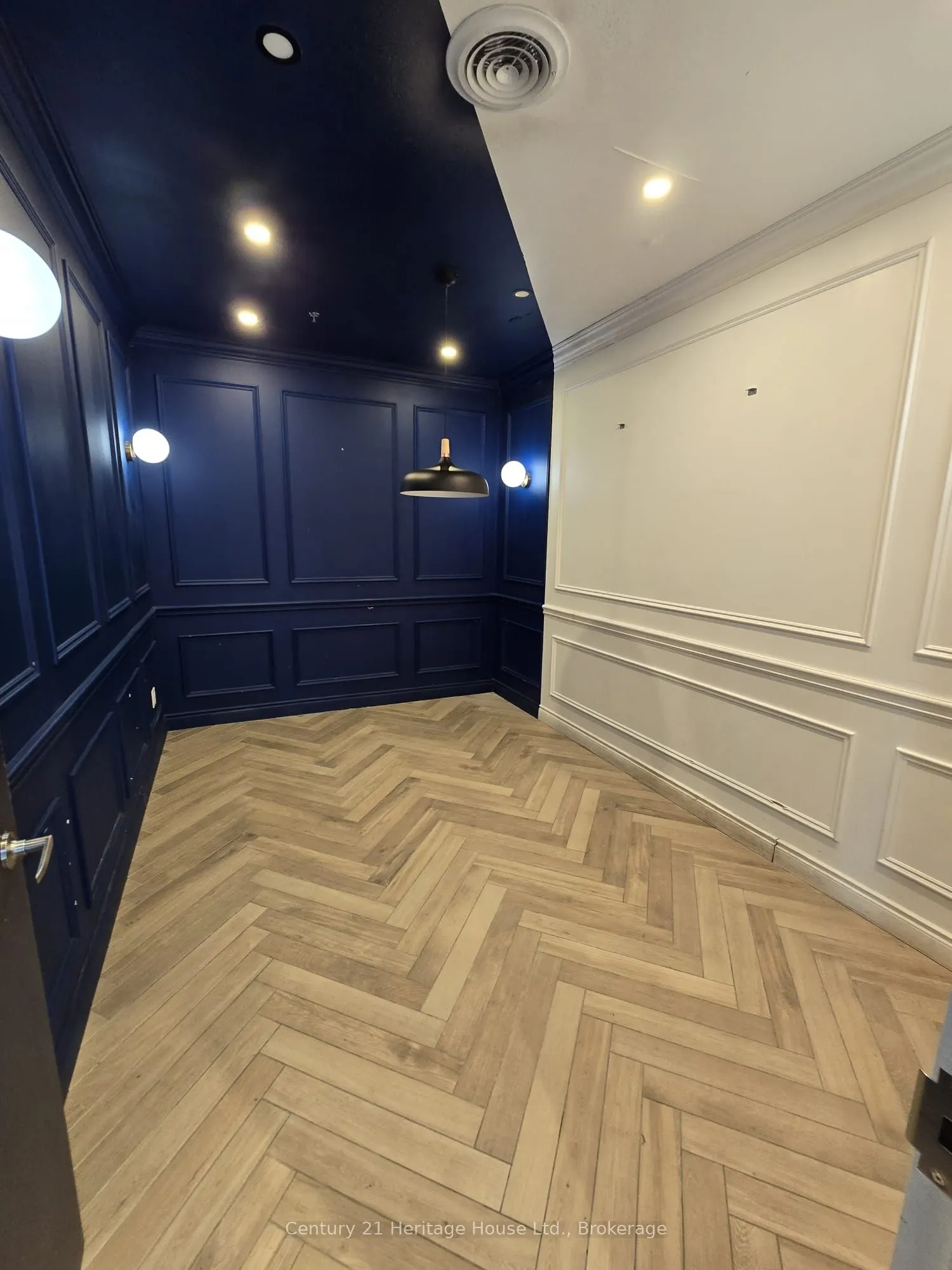 130 COLUMBIA Street W, #216