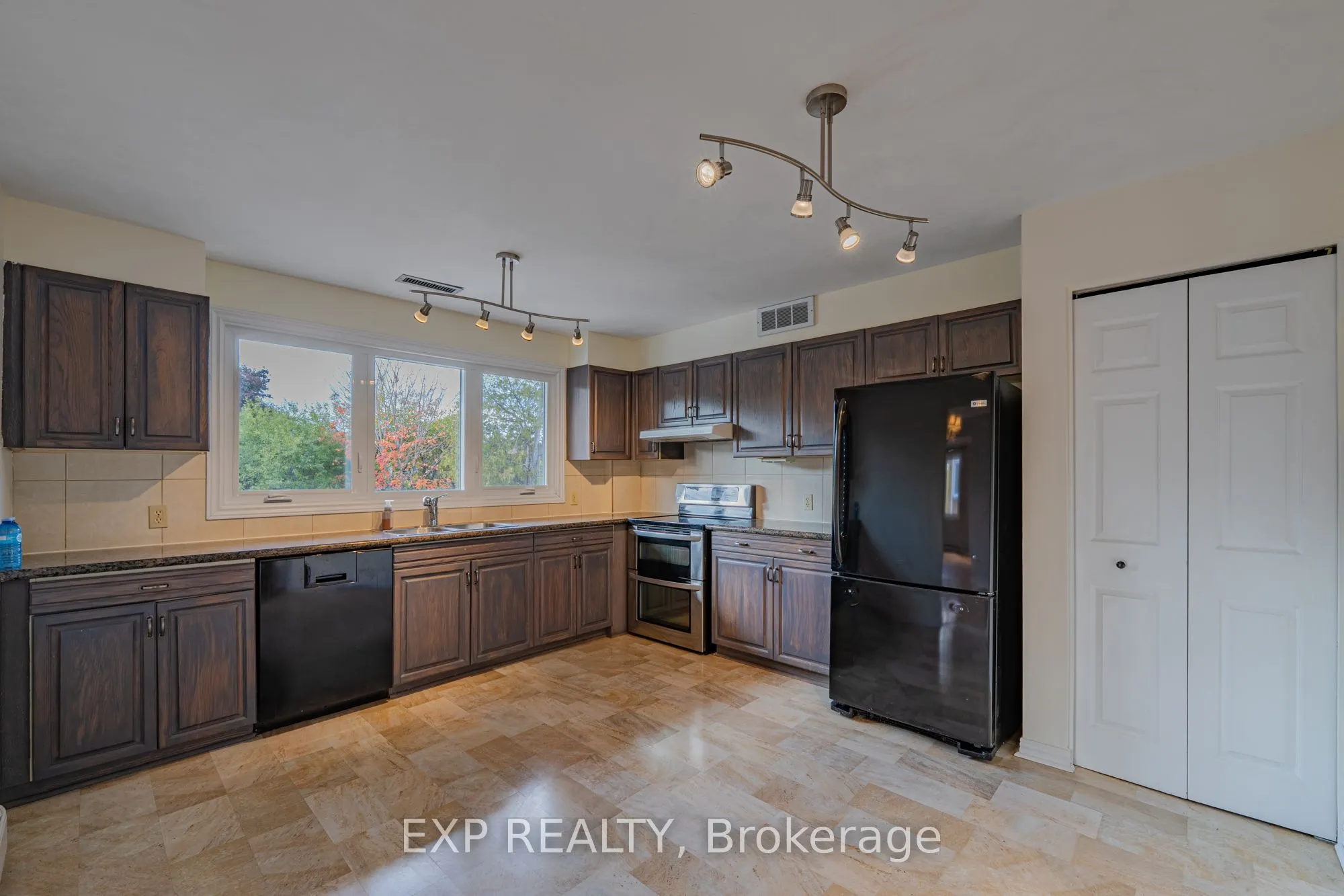 208 STRATAS Court, #208