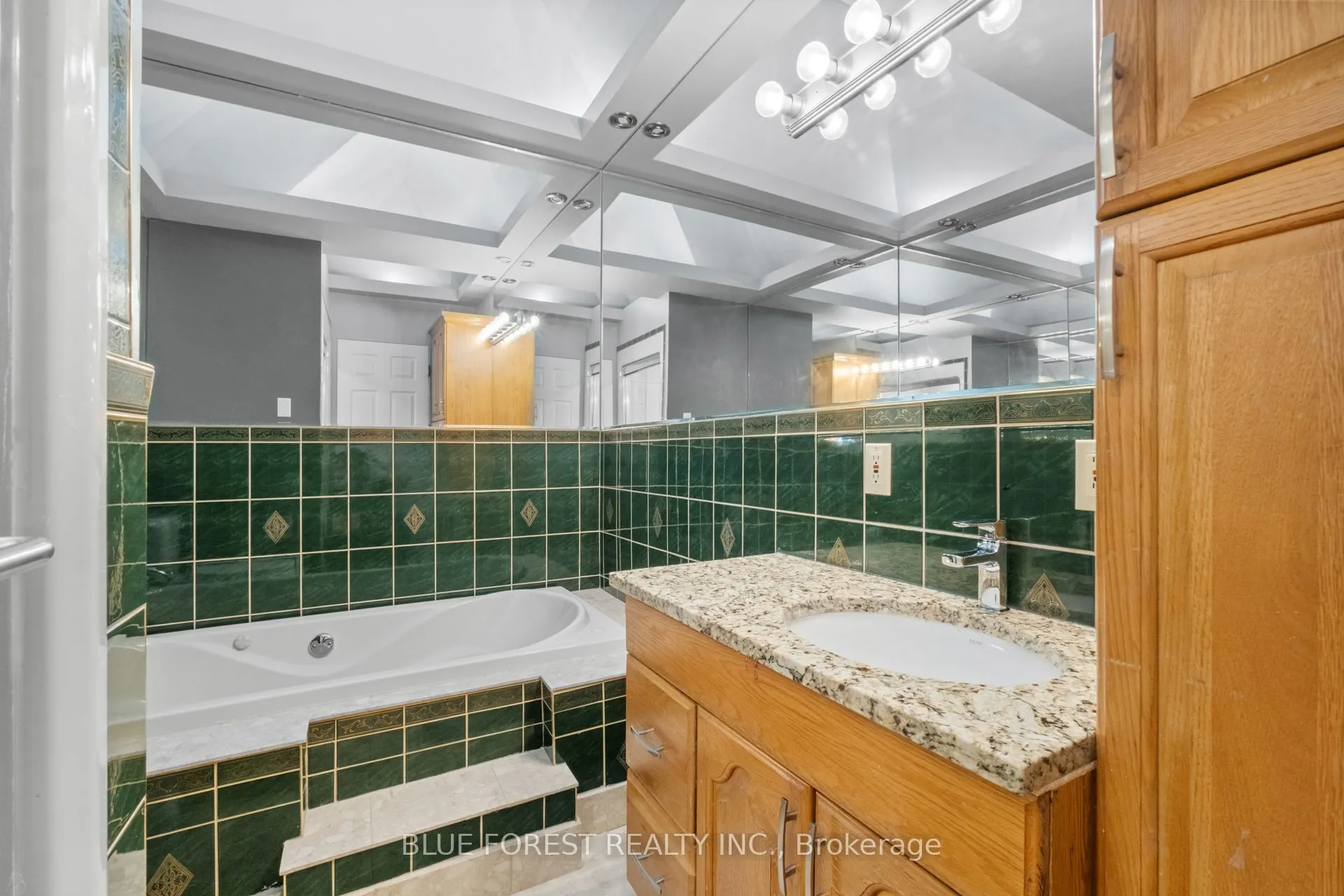 696 Wonderland Road S, #15