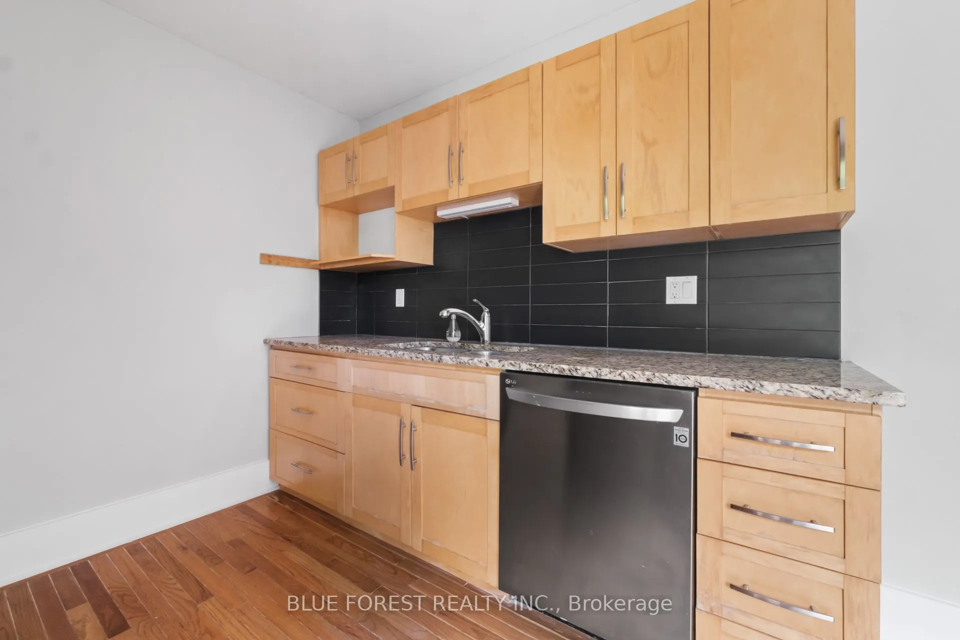696 Wonderland Road S, #15