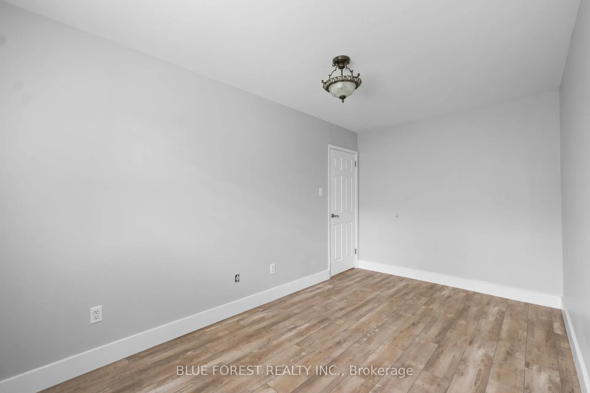 696 Wonderland Road S, #15