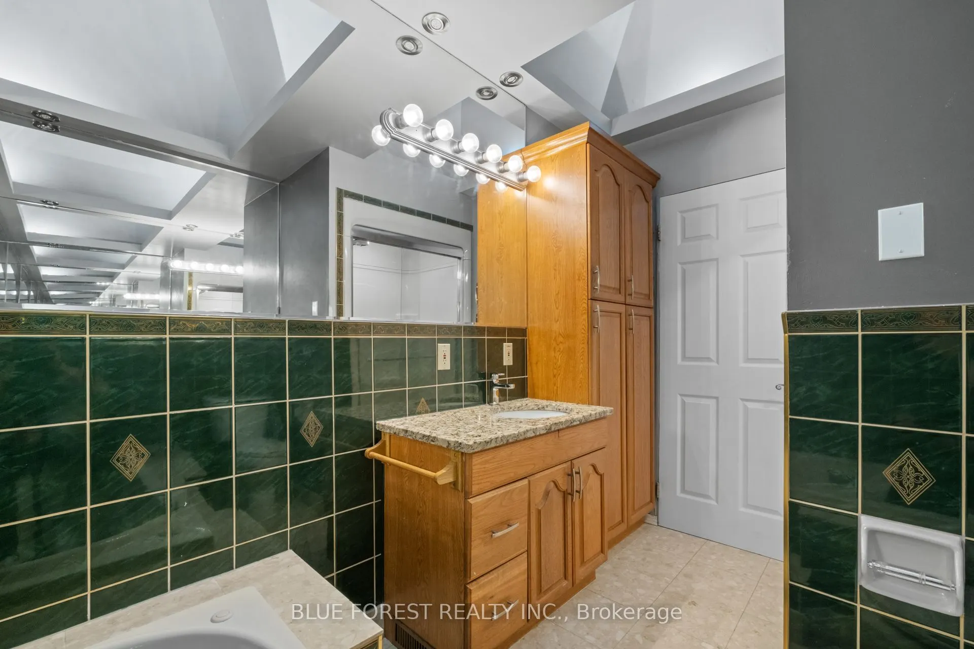 696 Wonderland Road S, #15