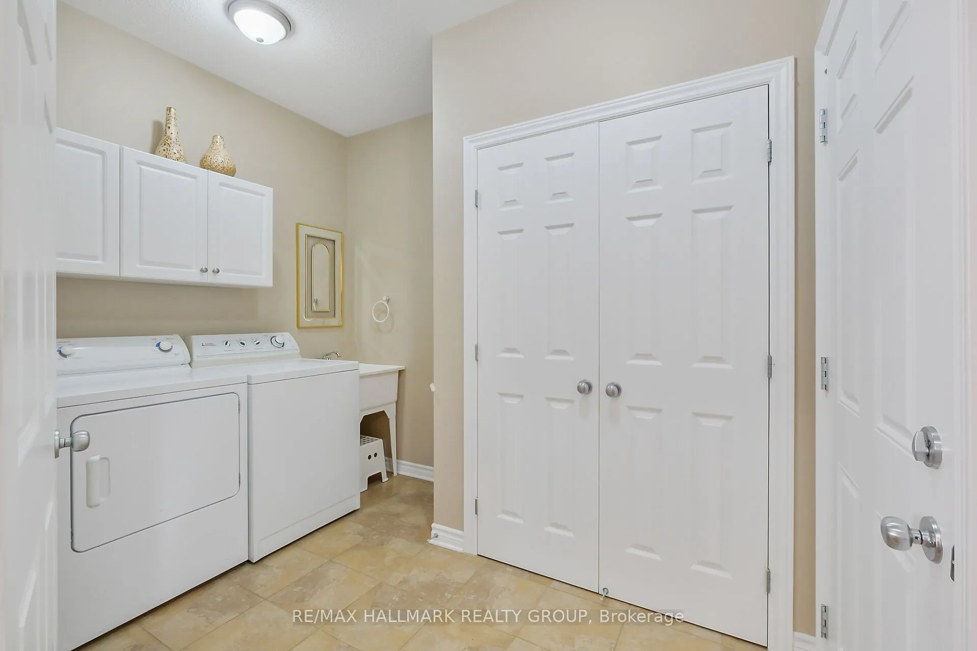 325 Farincourt Crescent