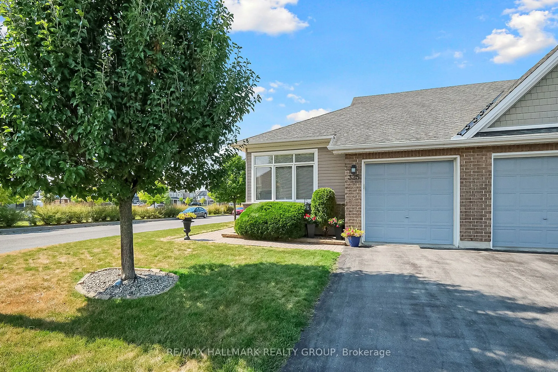 325 Farincourt Crescent