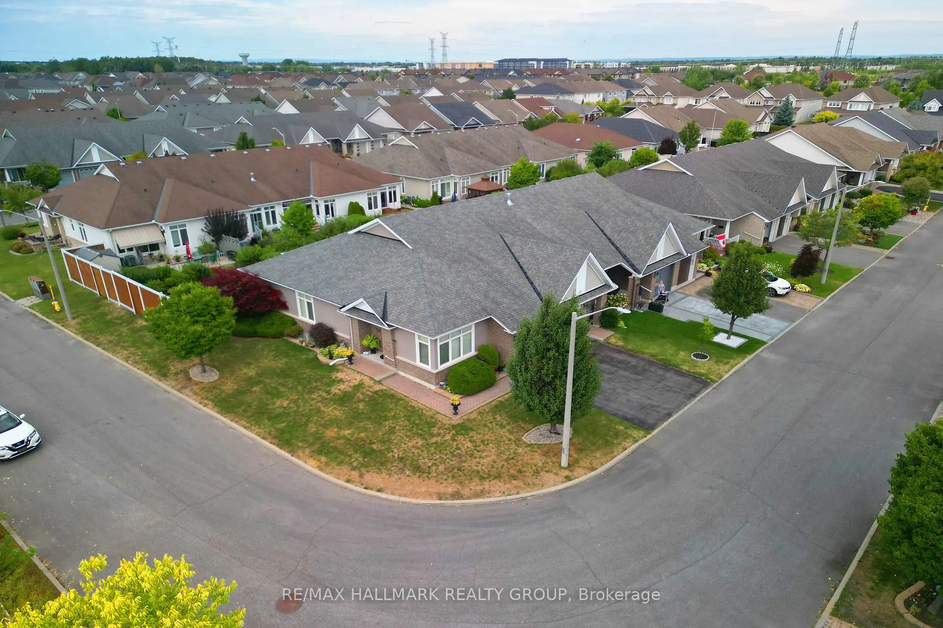 325 Farincourt Crescent