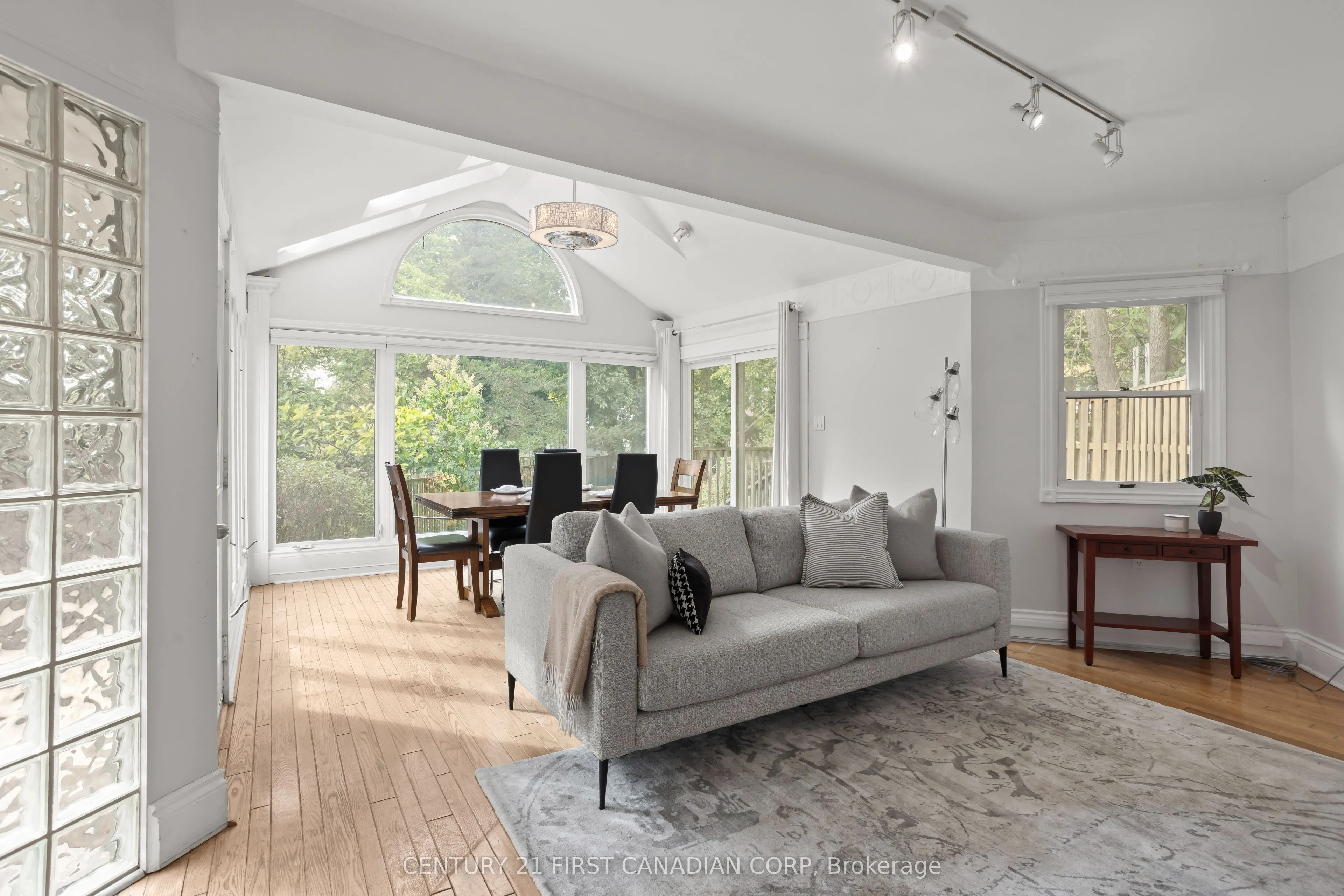16 Woodward Avenue