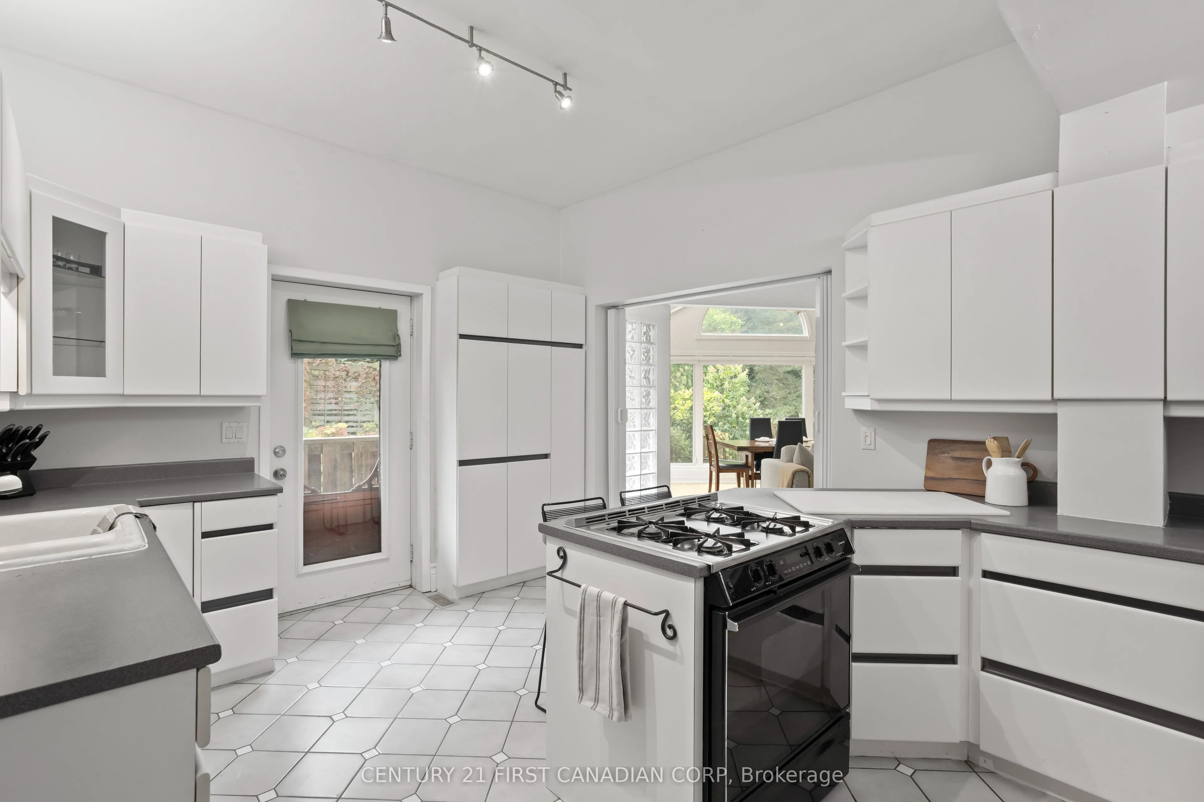16 Woodward Avenue