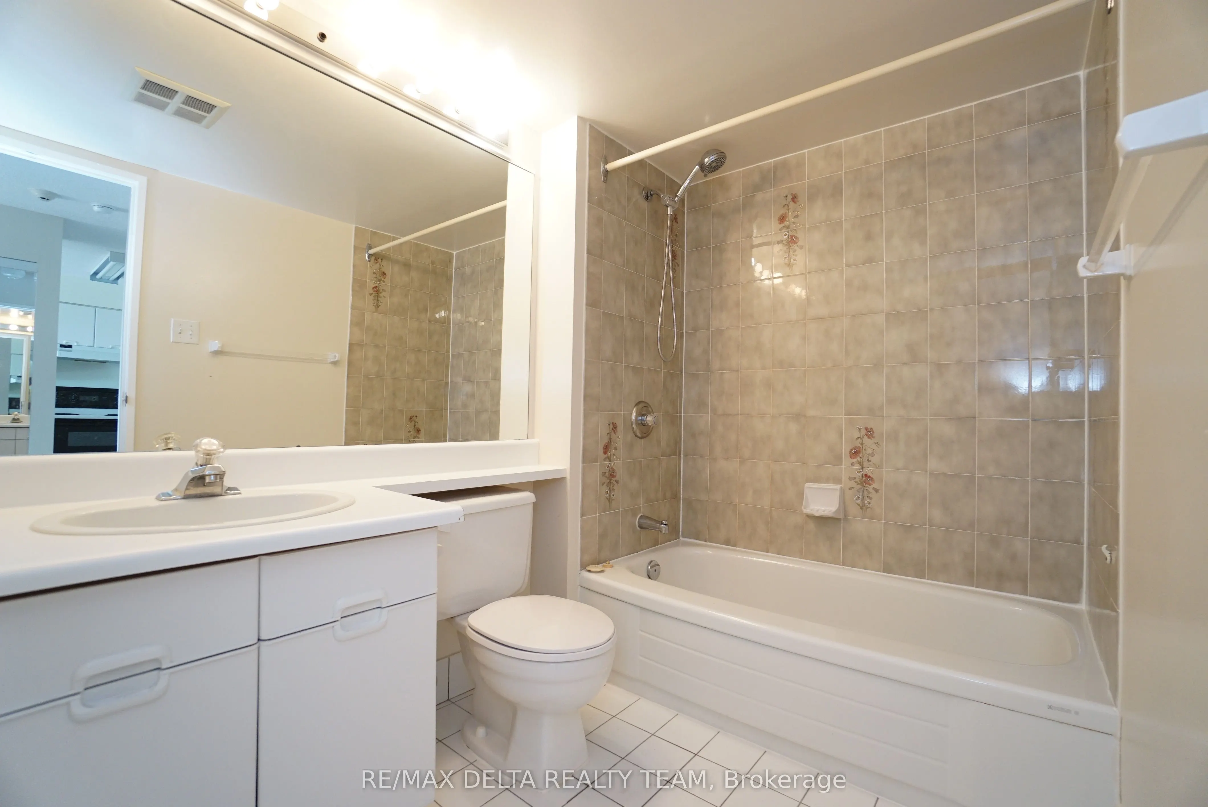 545 St Laurent Boulevard, #1506
