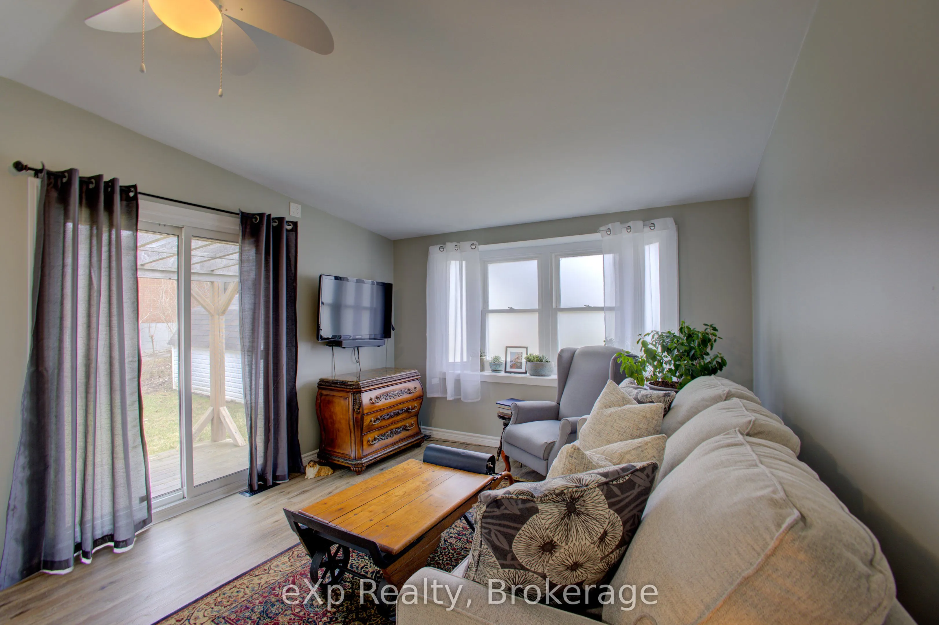 84 Wellington Street S, #2