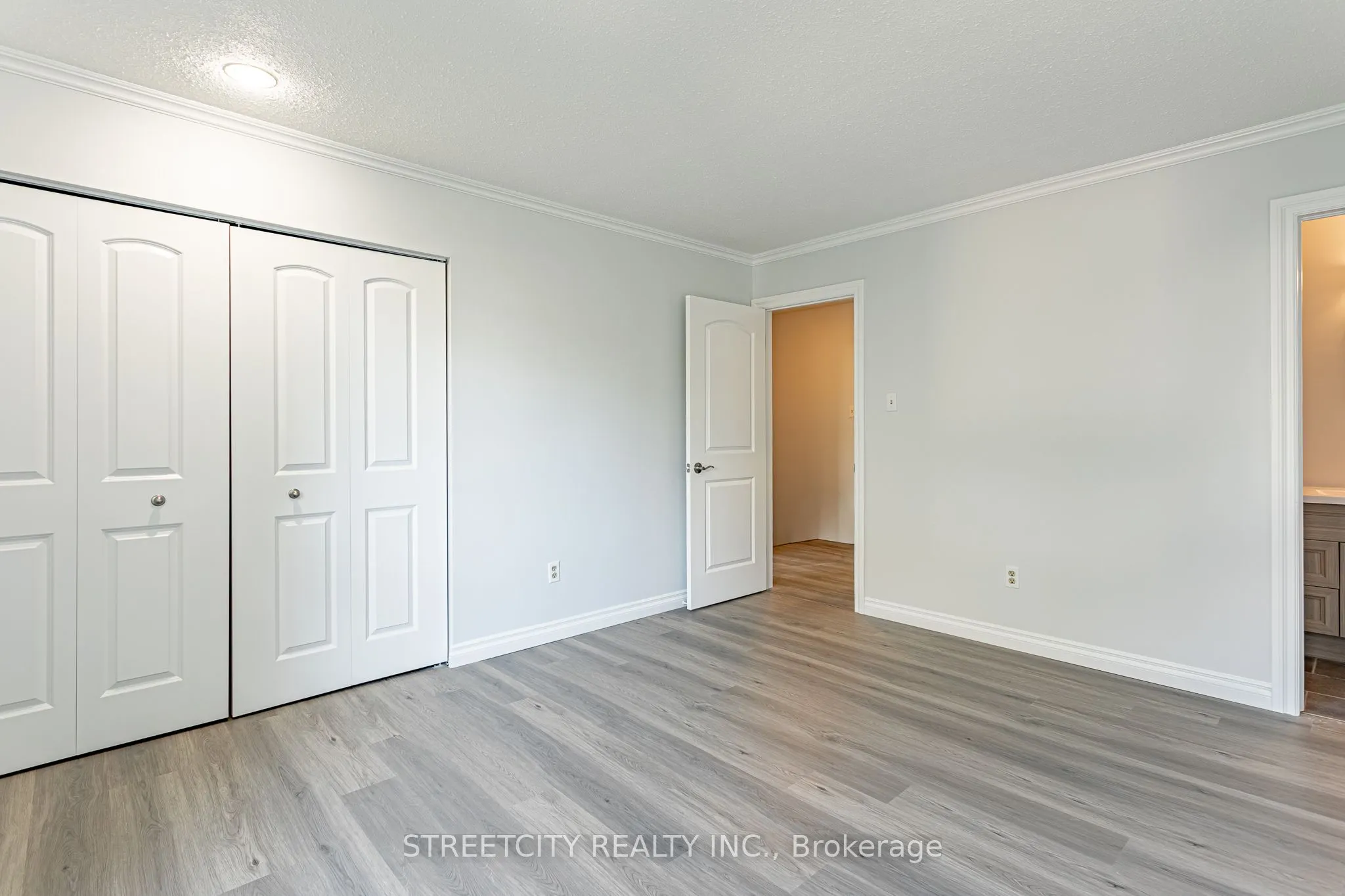 359 Evergalde Crescent N, #35