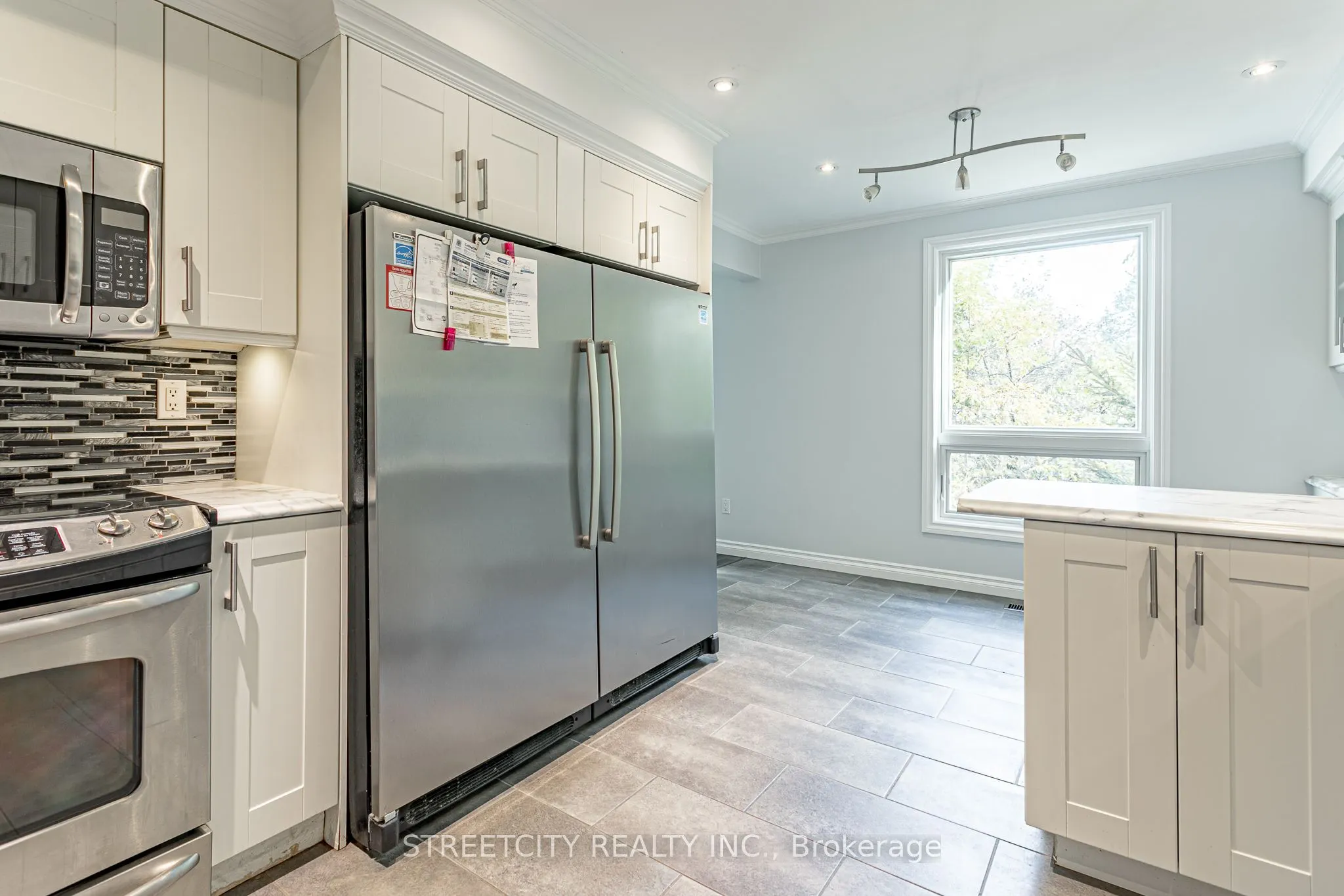 359 Evergalde Crescent N, #35