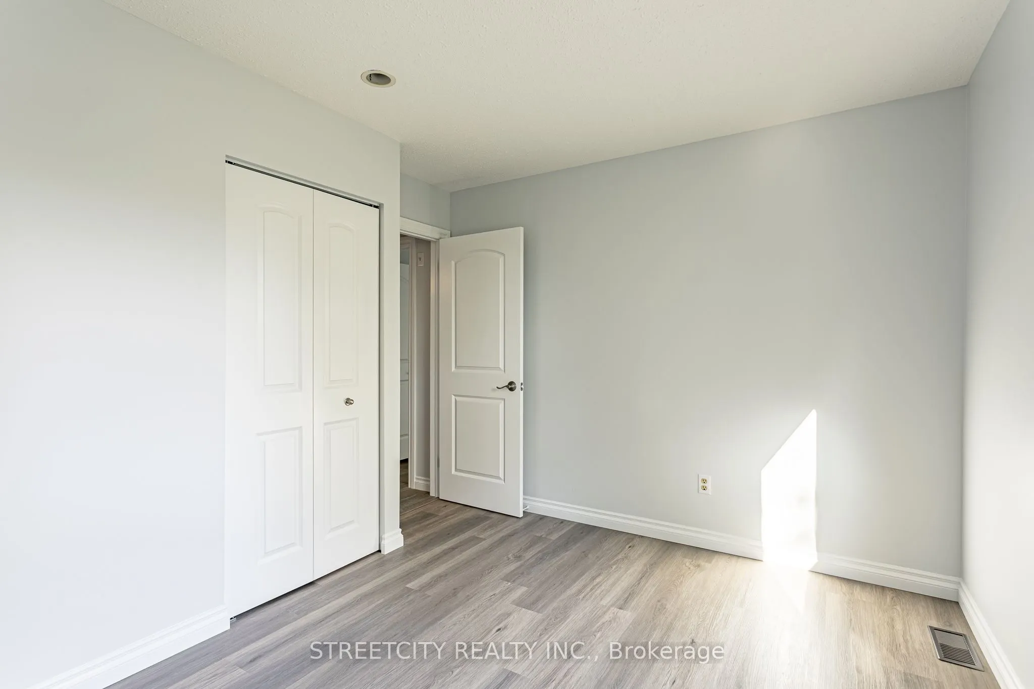 359 Evergalde Crescent N, #35